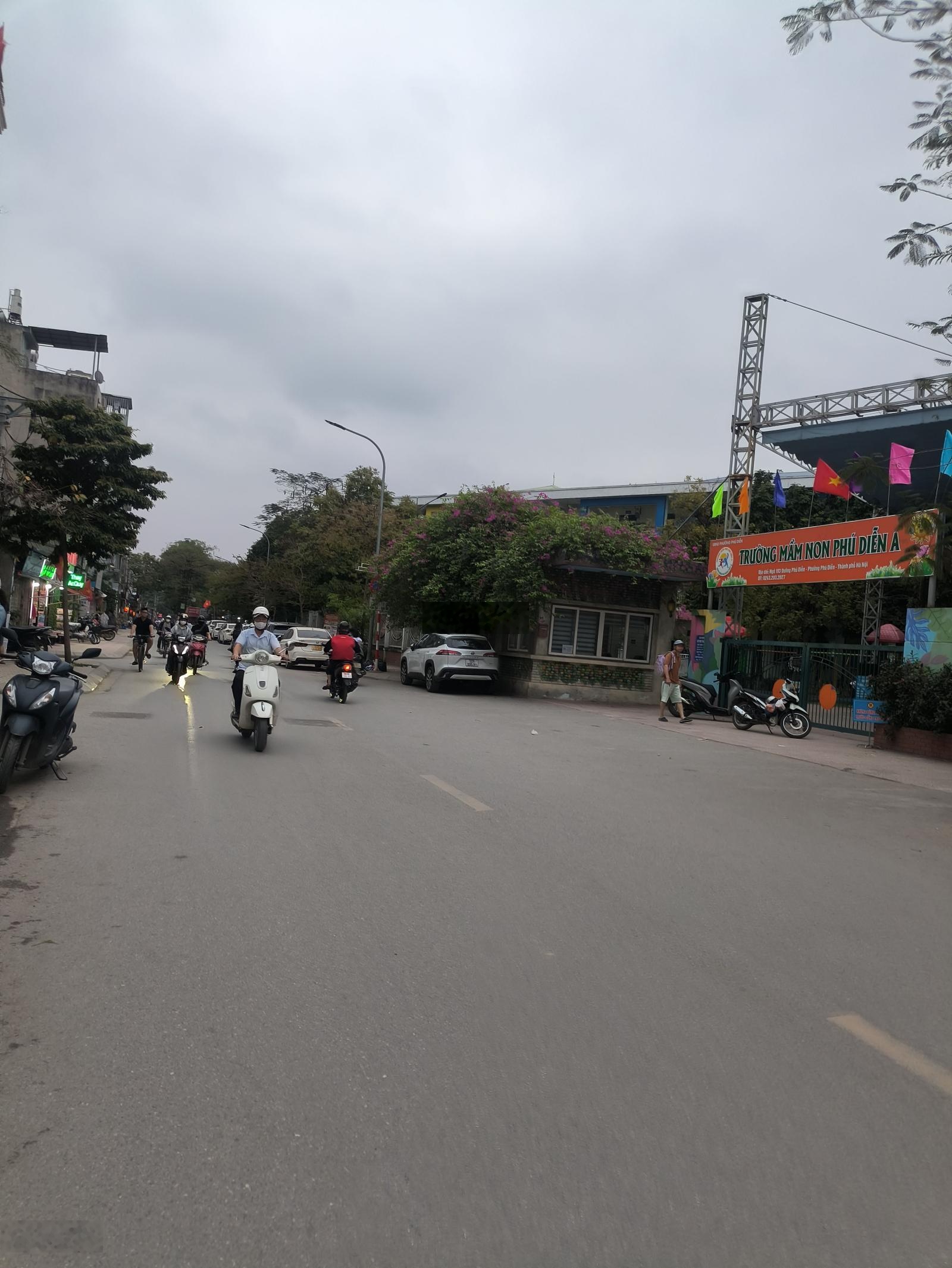 Bán nhà Phú Diễn Hồ Tùng Mậu, thang máy lô góc, mặt phố kinh doanh sầm uất, vỉa hè ô tô tránh 24 tỷ