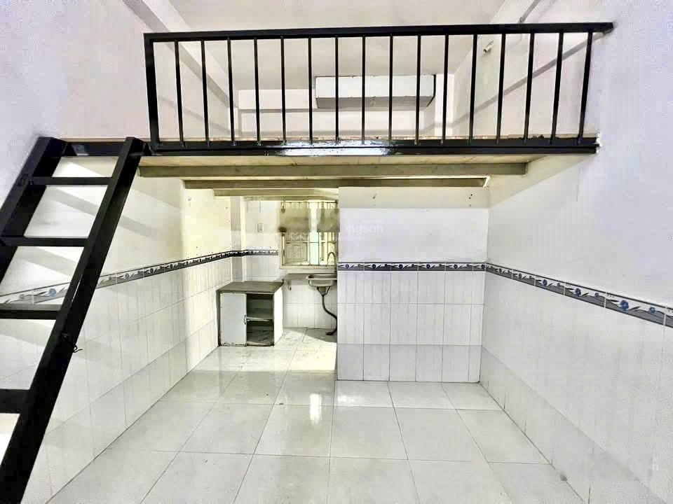 Cho thuê phòng 3tr3 có gác cao nằm ngay cầu Nguyễn Tri Phương qua Q1 Q5 dễ dàng