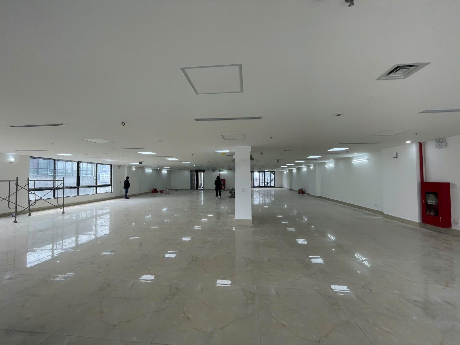 Cho thuê tòa nhà mặt phố lô góc full kính, 1 hầm 7 tầng, diện tích xdung 300m2/sàn giá 480tr/tháng