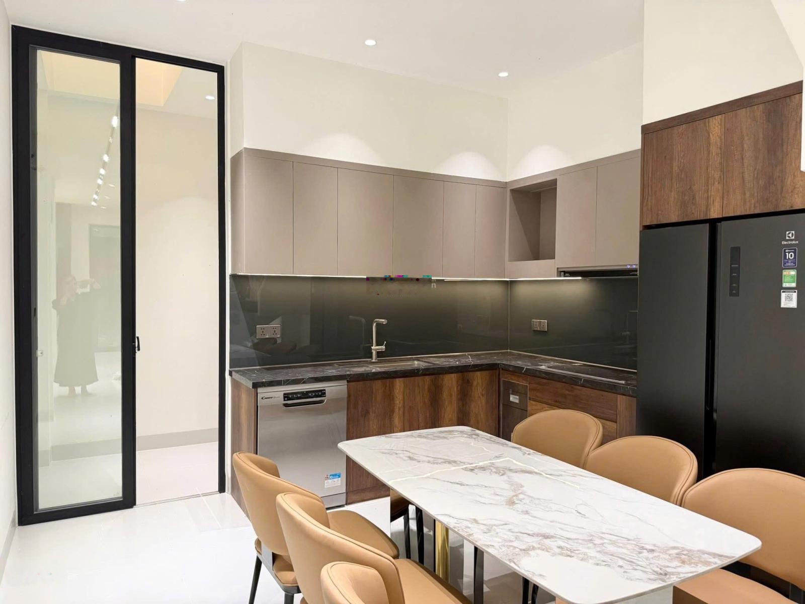 Cắt lỗ 300 triệu bán nhà 3 tầng mới 100% hoàn công full nội thất ngay cạnh sun group-sđt 0931897111