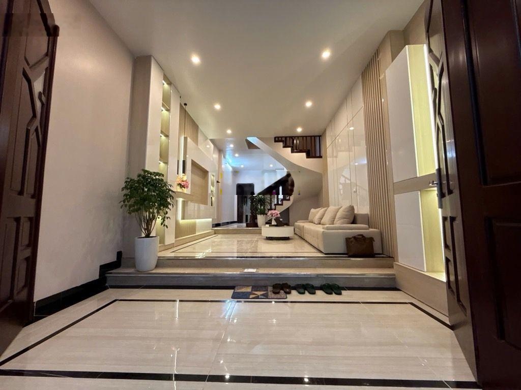Chính chủ bán nhà minh khai,dân xây 52.1m,4ngủ,3thoáng trước sau,full nội thất,sân để xe, gần phố
