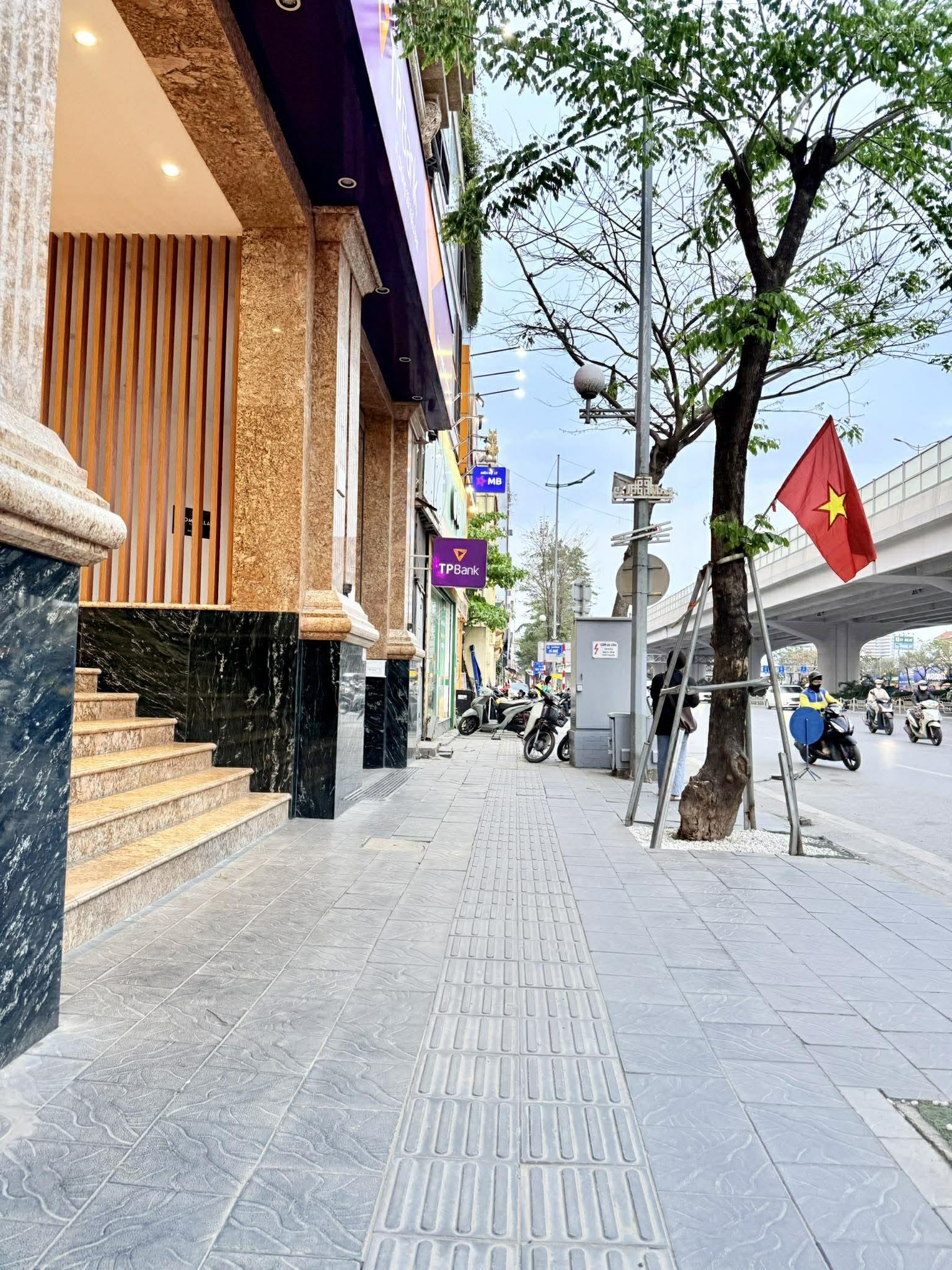Siêu building mặt phố phạm văn đồng - 300m dòng tiền 5 tỷ/năm 145 tỷ
