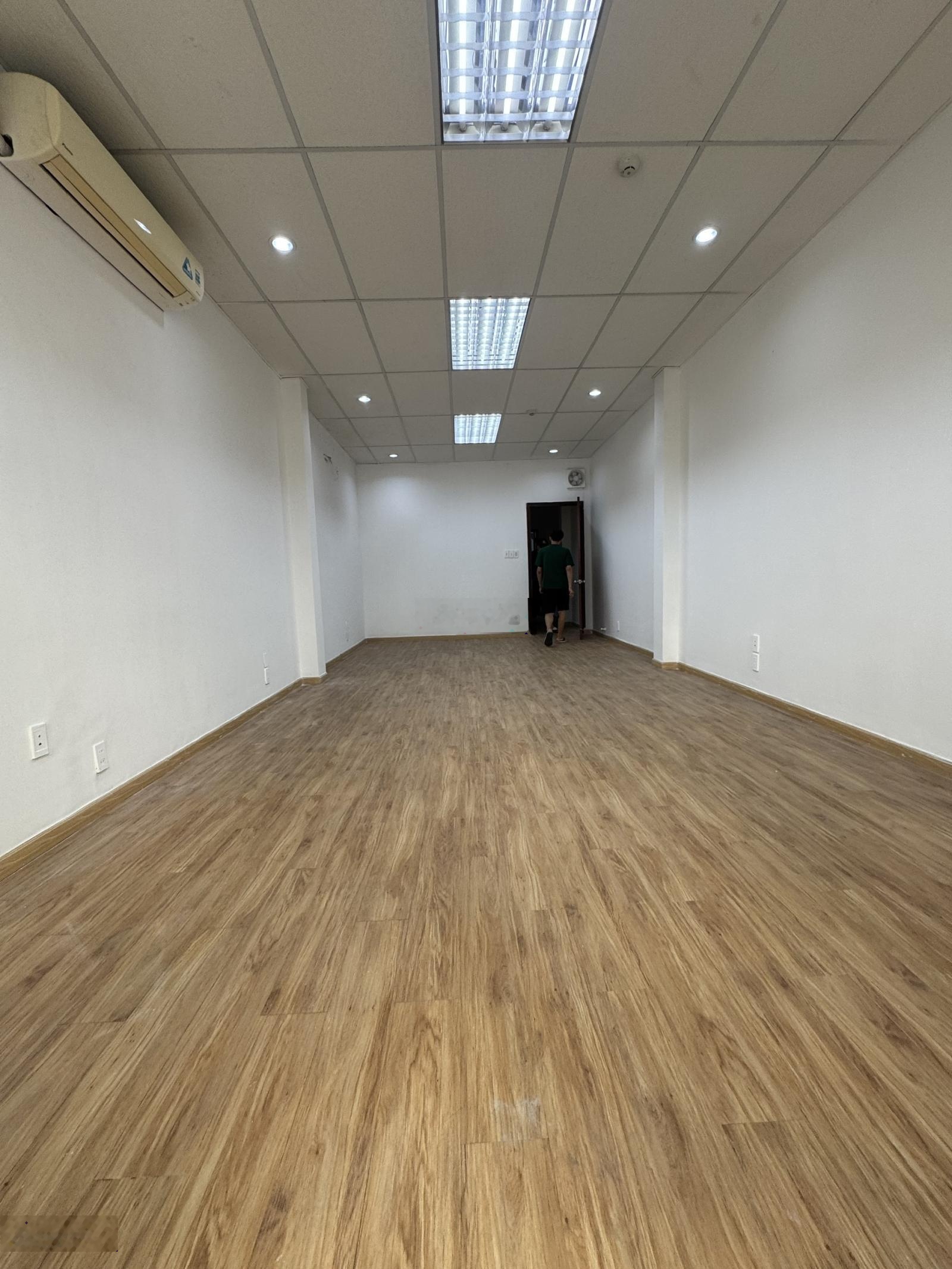 Cho thuê nguyên căn Đường Xô Viết Nghệ Tĩnh, P19. Bình Thạnh TPHCM. 4,5x22m (3 lầu) 80tr/th TL