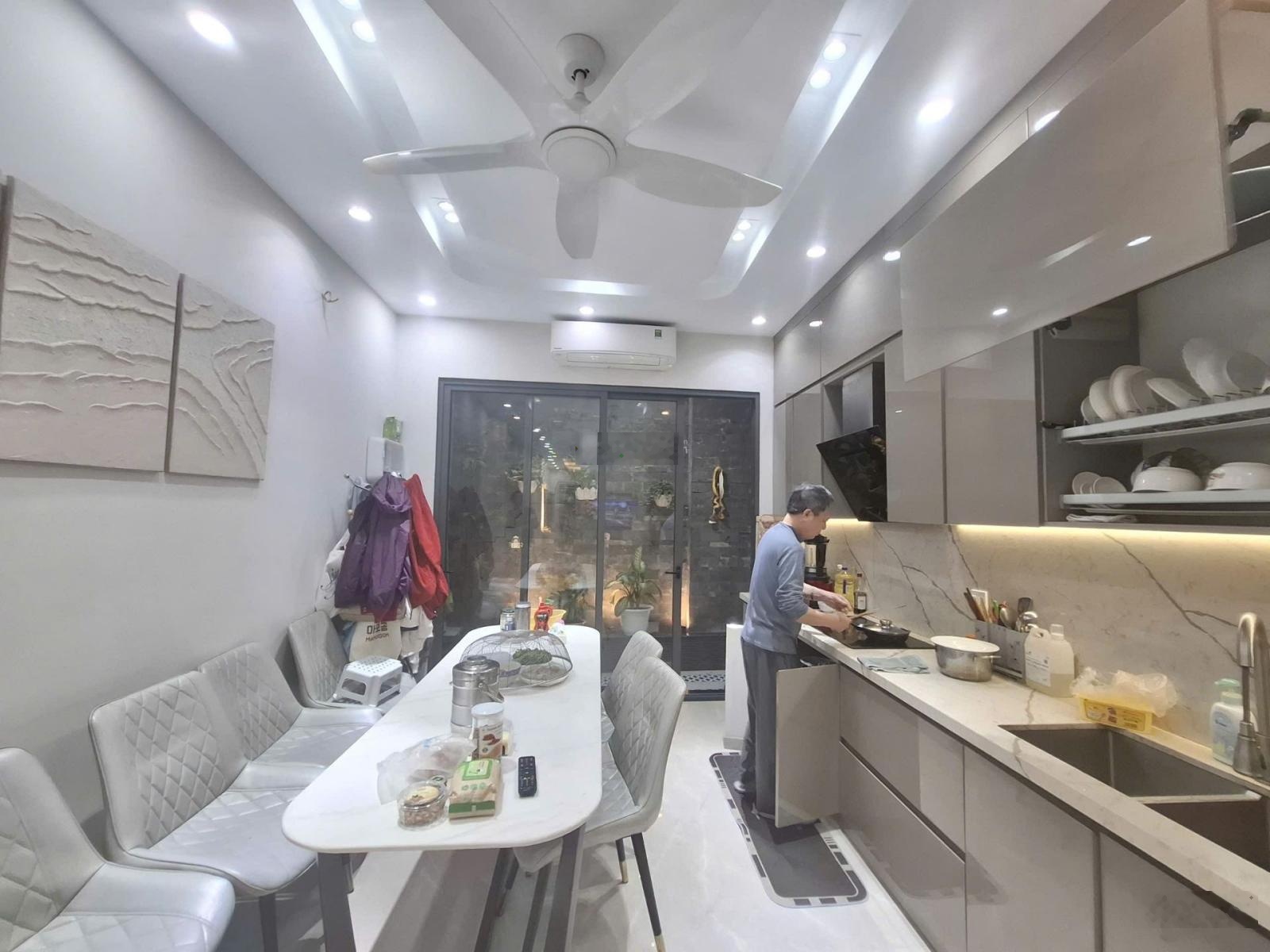 Nhà tân mai 73m - ô tô đỗ ở cửa- thang máy- thiết kế tràn ngập không gian xan