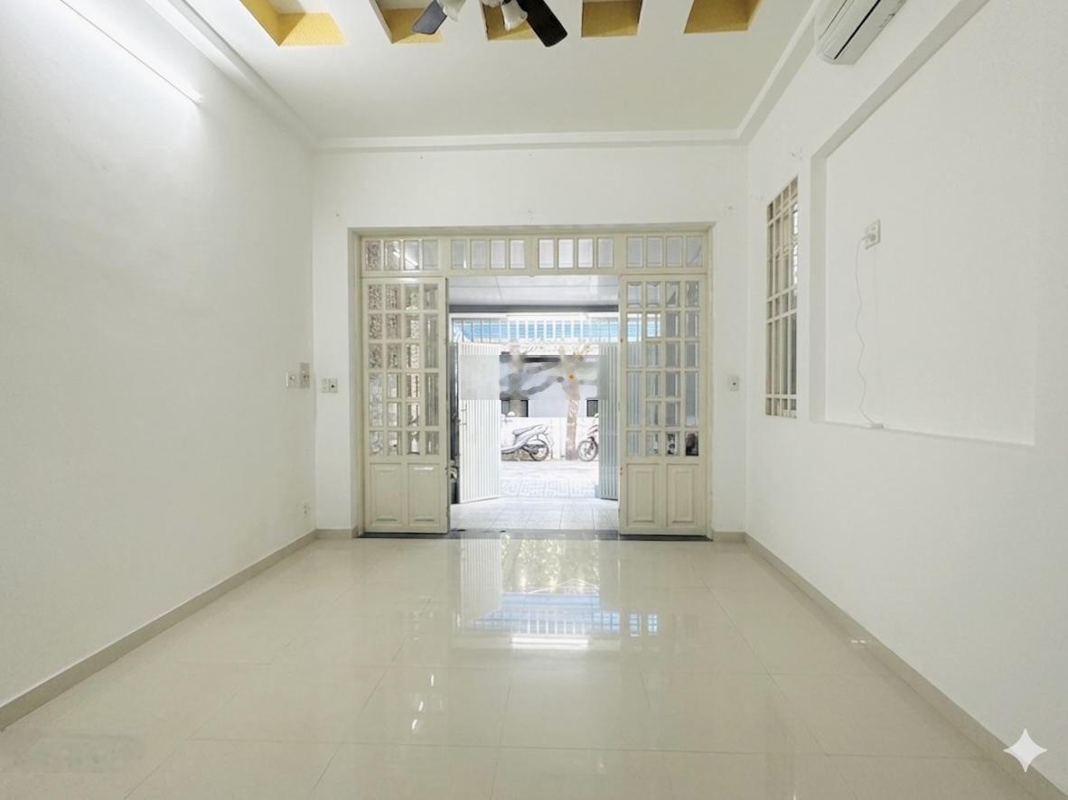 Cho thuê mặt bằng tầng trệt 7tr5, đường nhánh đối diện BHX Quốc Hương