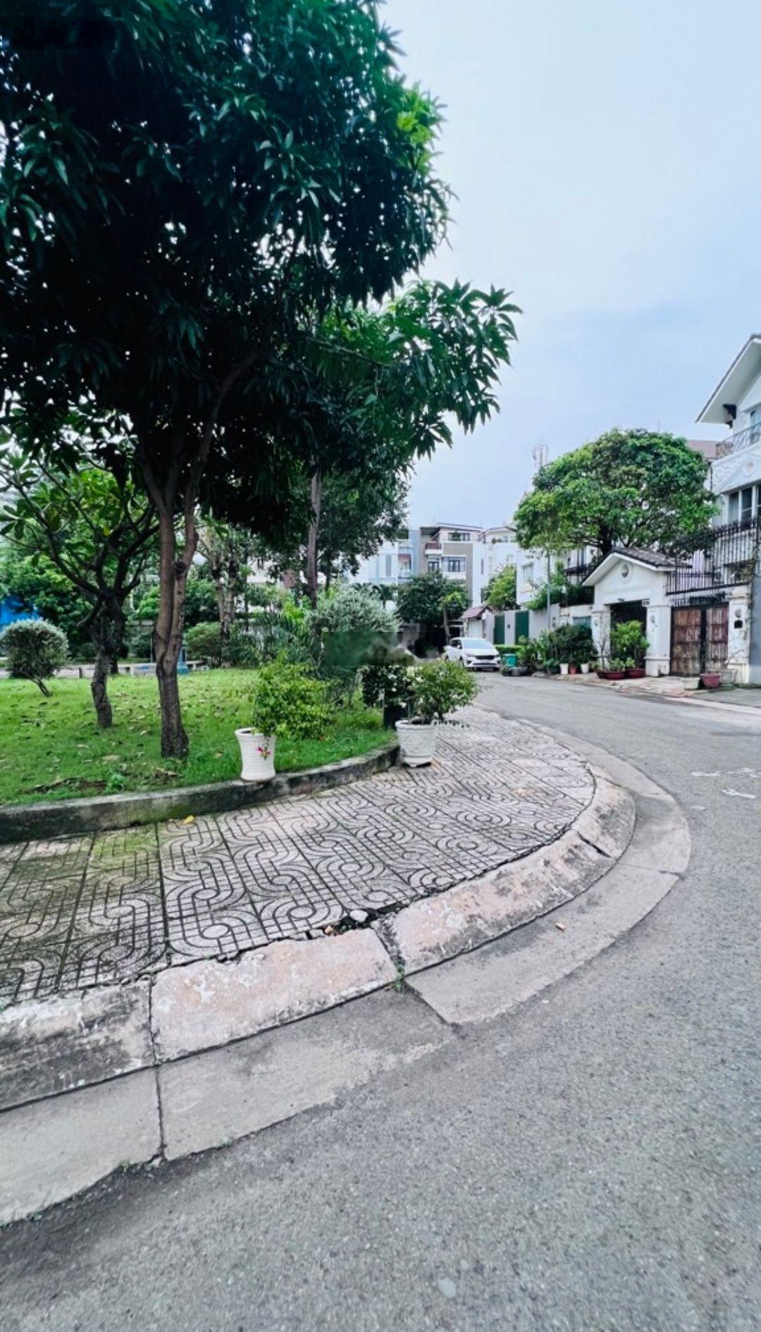 Siêu biệt thự Đảo Kim Cương giữa ko gian xanh, đẳng cấp giá trị 4 tầng, hầm DT 21x24. Đậu 10 oto