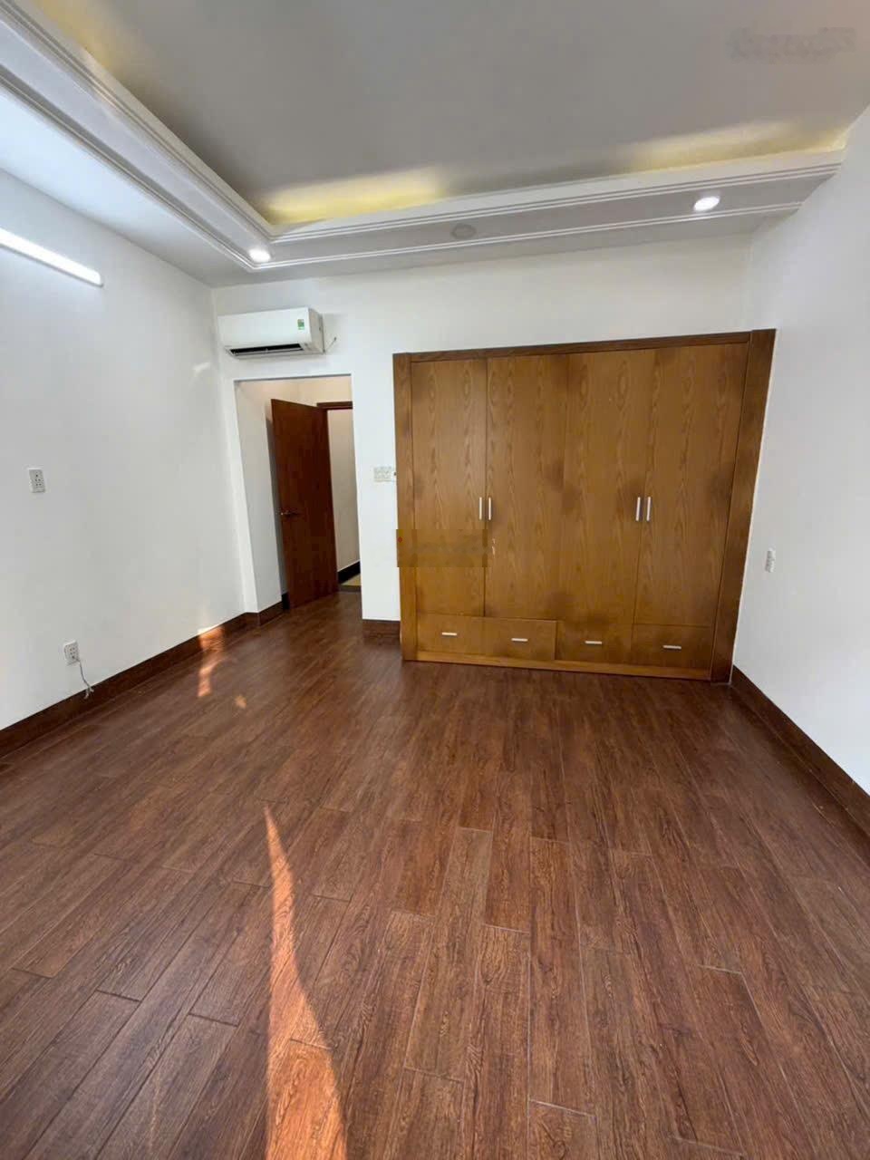 Cho thuê nhà nguyên căn mới sơn- Khu Hoàng Quốc Việt Q7- Trệt + Lửng 2L+4pn- Giá 22 triệu