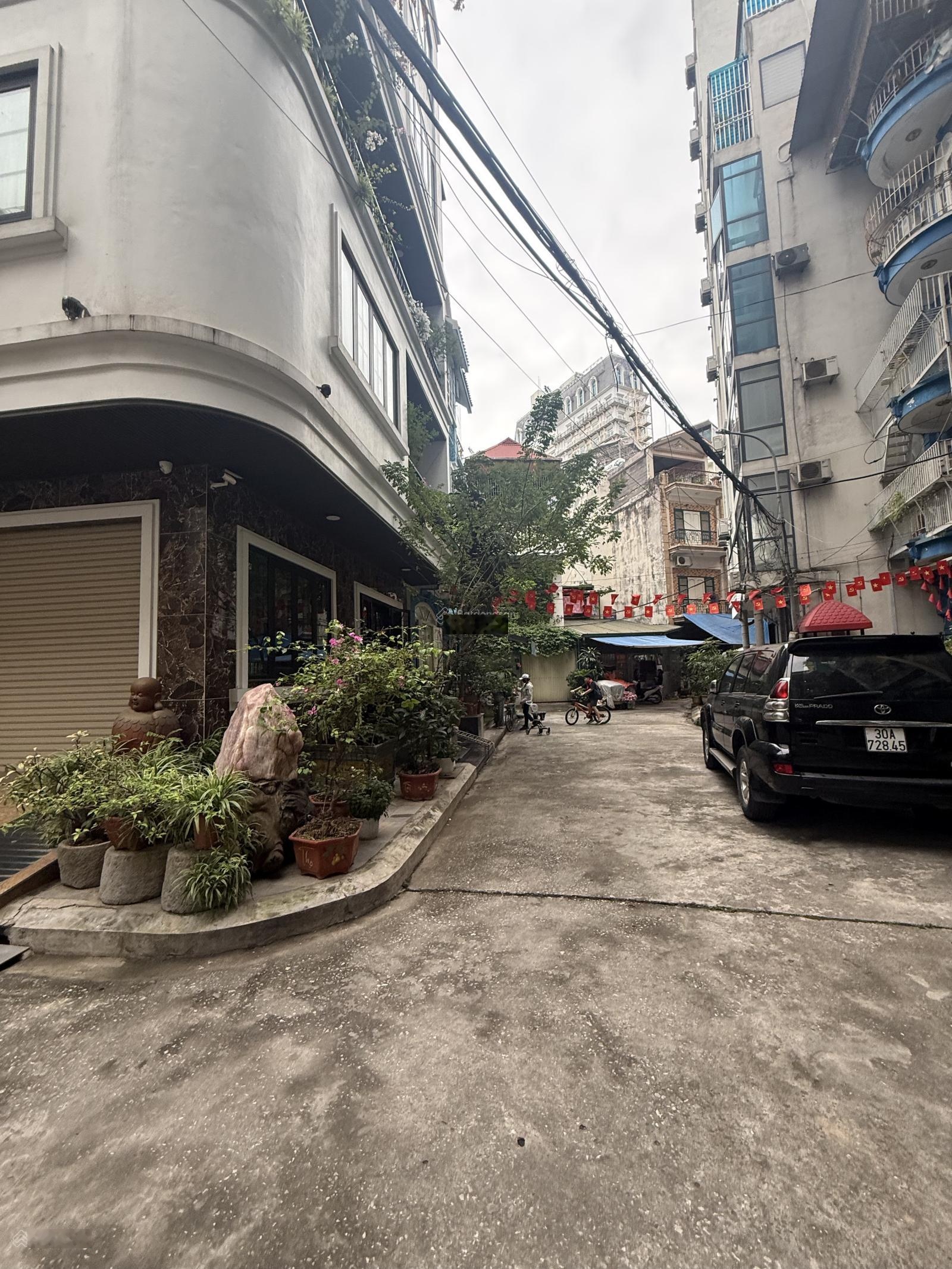 Chính chủ bán nhà lô góc phố nguyễn chí thanh, phân lô, ô tô chạy vòng quanh, mt quyền lực