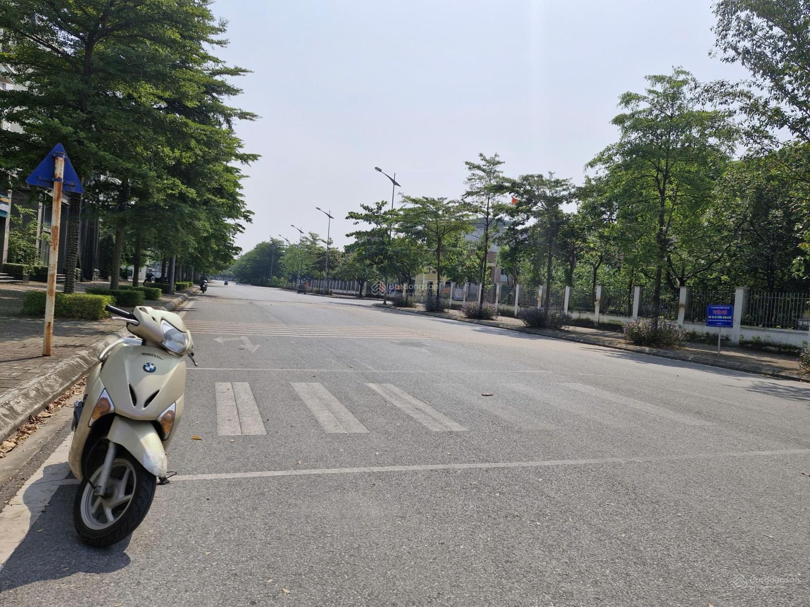 Bán nhà Thạch Bàn, Long Biên, 90m2, MT 6.5m, giá 26 tỷ, phân lô, ô tô tránh, vỉa hè, cạnh trường