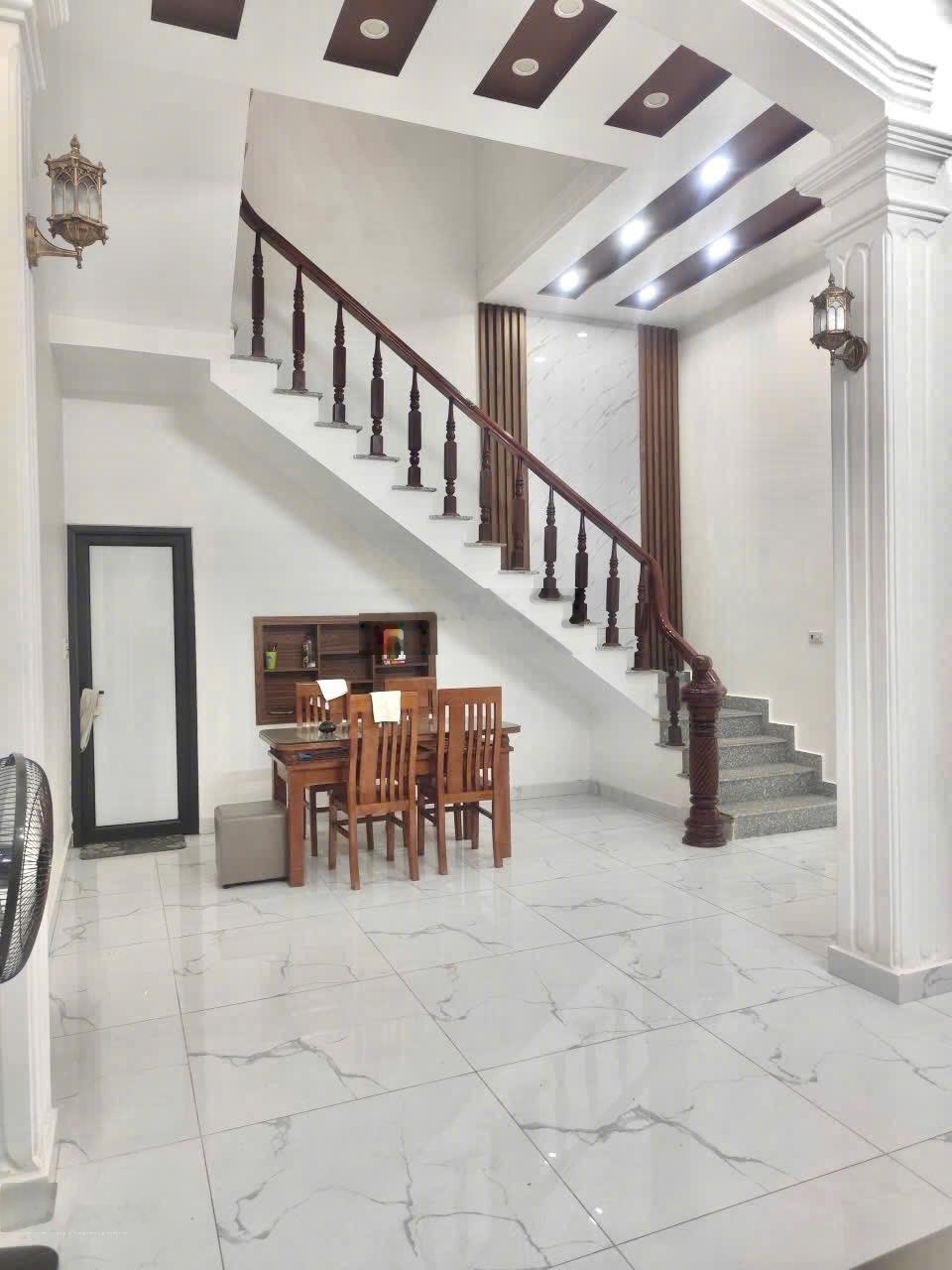 Chính chủ nhà sân cổng độc lập Phương Lưu - Vạn Mỹ diện tích: 60m2 dân xây 3 tầng