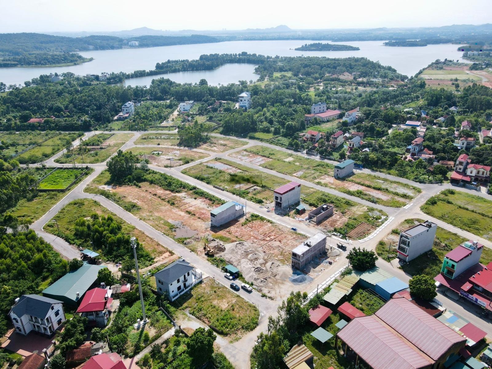 Bán đất đấu giá nghỉ dưỡng vị trí đối diện hồ Đại Lải, DT: 189m2 mặt tiền 17m, giá chỉ 1x tr/m2