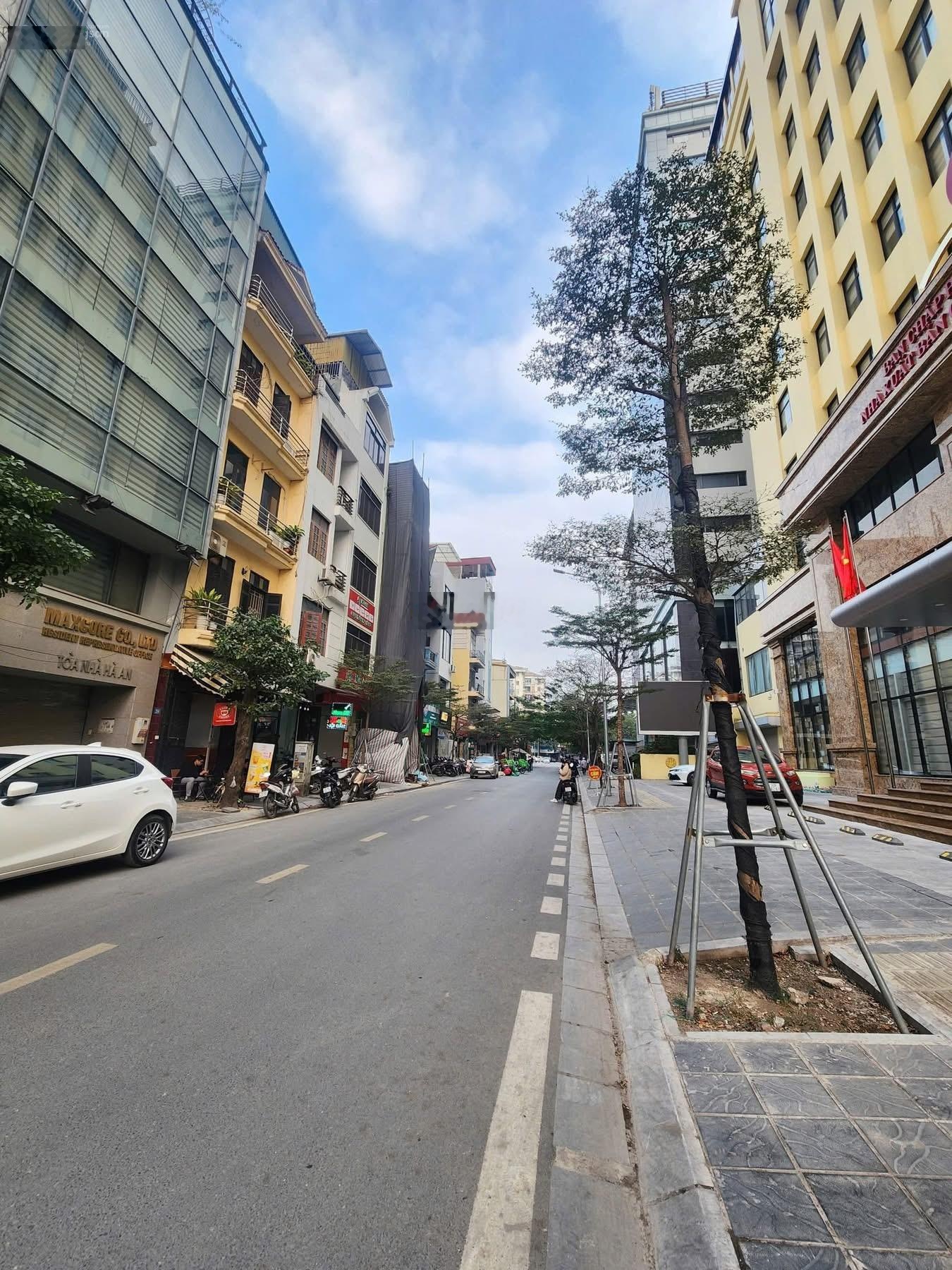Cho thuê nhà mặt phố Linh Đàm, Hoàng Mai, DT 120m2, MT 10m, đoạn KD đẹp nhất, thông sàn, vỉa rộng.