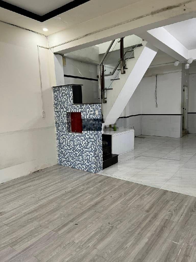 Nhà 3 tầng MẶT TIỀN Hẻm đường TÔ KÝ, phường ĐÔNG HƯNG THUẬN, Q12, dt 45m2 Giá 6Tỷ