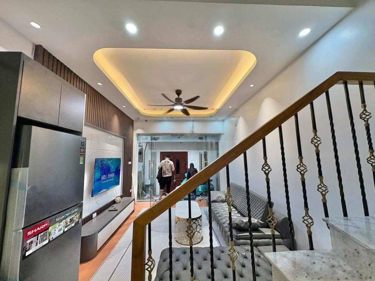 Sát phố Tân Mai nhà đẹp 2 thoáng nông thông ở ngay 35m x5T giá nhỉnh 6 tỷ sổ CC có TL