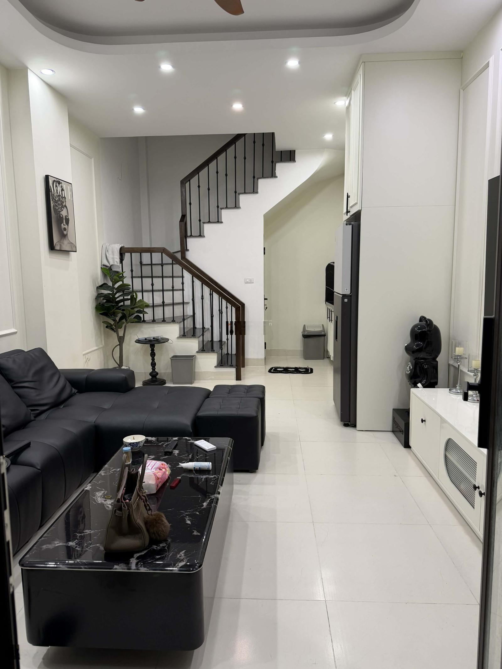 Cần bán nhanh căn hộ 30m2 5 tầng,Full nội thất đẹp, nhà mới tinh đường Gia Thượng. Giá 9 tỷ.