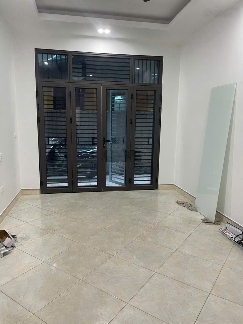 Cho thuê nhà ngõ 50 Lĩnh Nam, 32mx5 tầng, 11,5 triệu/th, 3 ngủ, 4 wc, nhà gần phố