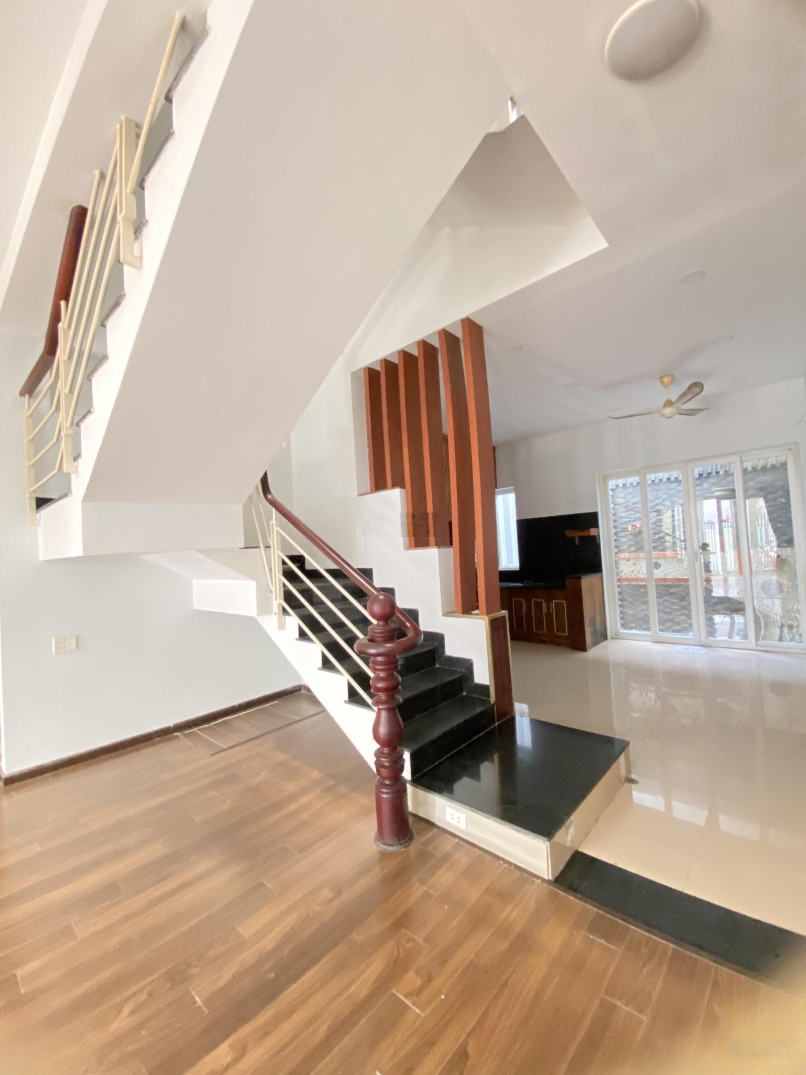 9tỷ490, nhà 3 tầng - ngang 5.5x15,5m - 7PN, Hoàng Quốc Việt, Q.7