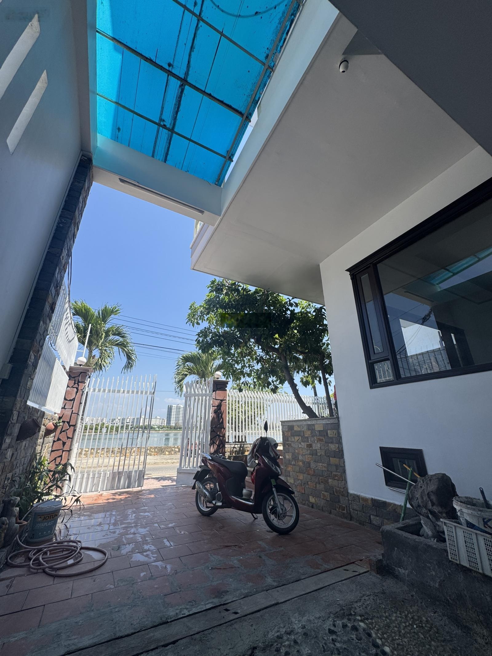 Bán biệt thự view sông cầu Bình Tân, TĐC Hòn Rớ 1 đối diện dự án SunGroup Nha Trang, ngang 10m, 5PN