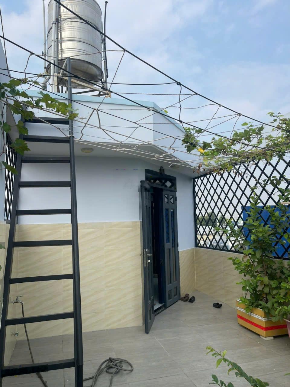 Bán nhanh nhà 3 tầng mặt đường ô tô , thông thoáng ,