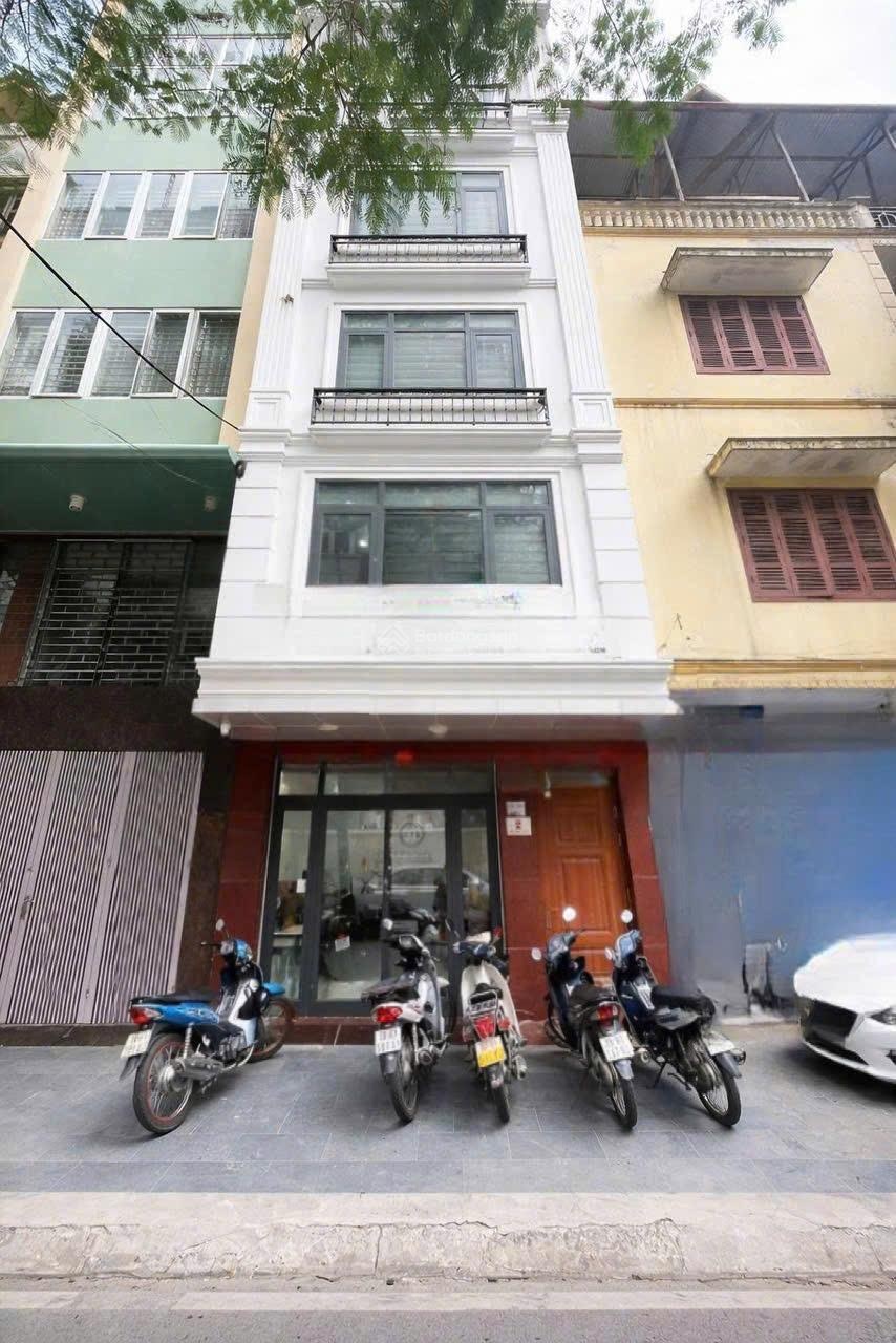 Cho thuê nhà nguyên căn Trần Quốc Hoàn Cầu Giấy, 65m2x7T, thông sàn, vỉa hè rộng tiện kinh doanh