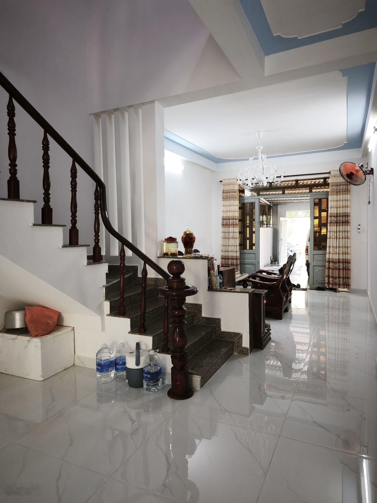 Bán nhà 4 x 23.5. mặt tiền ven sông