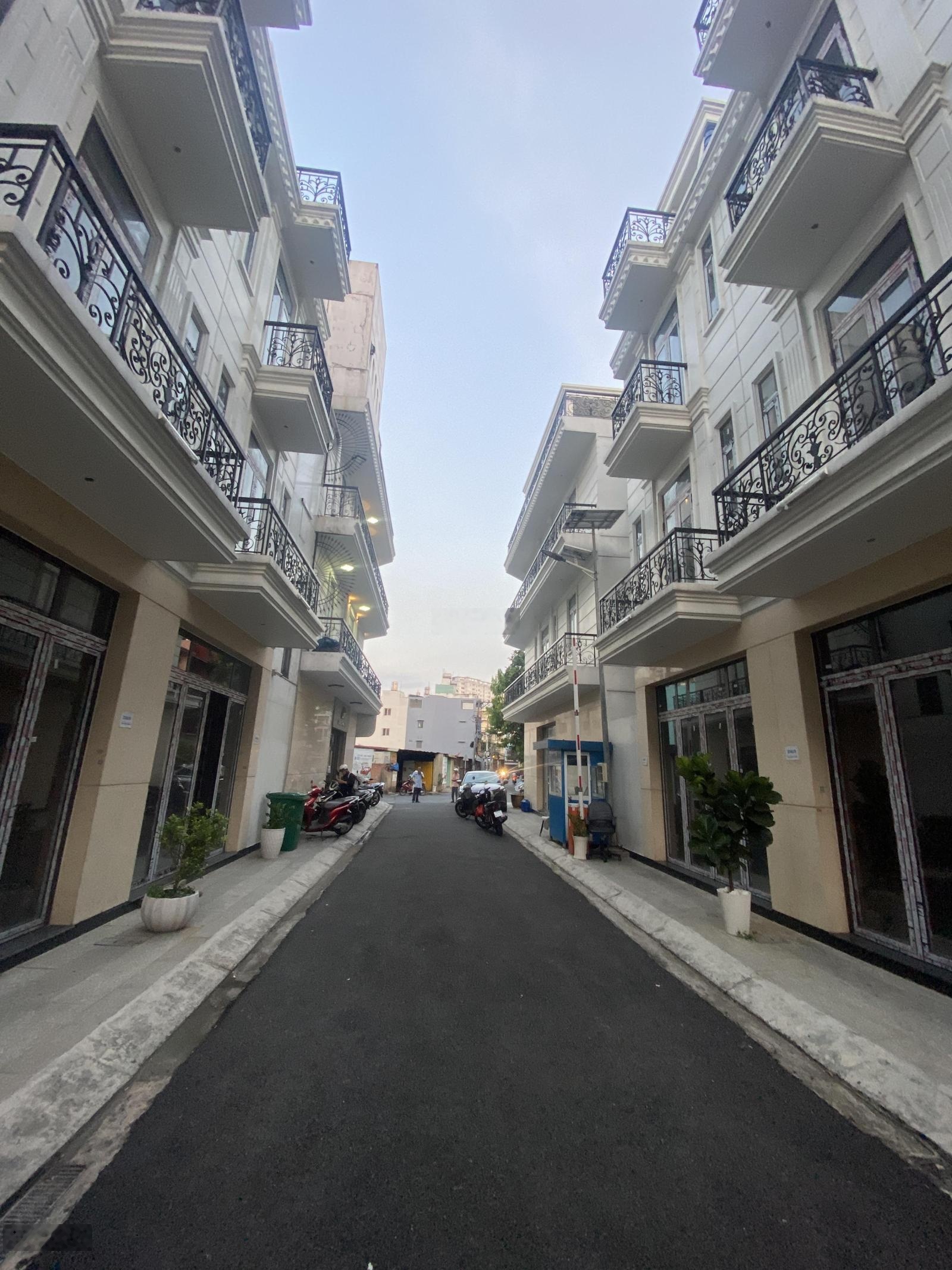 Không gian sống riêng biệt khu trịnh đình trọng nhà 3 tầng ở ngay