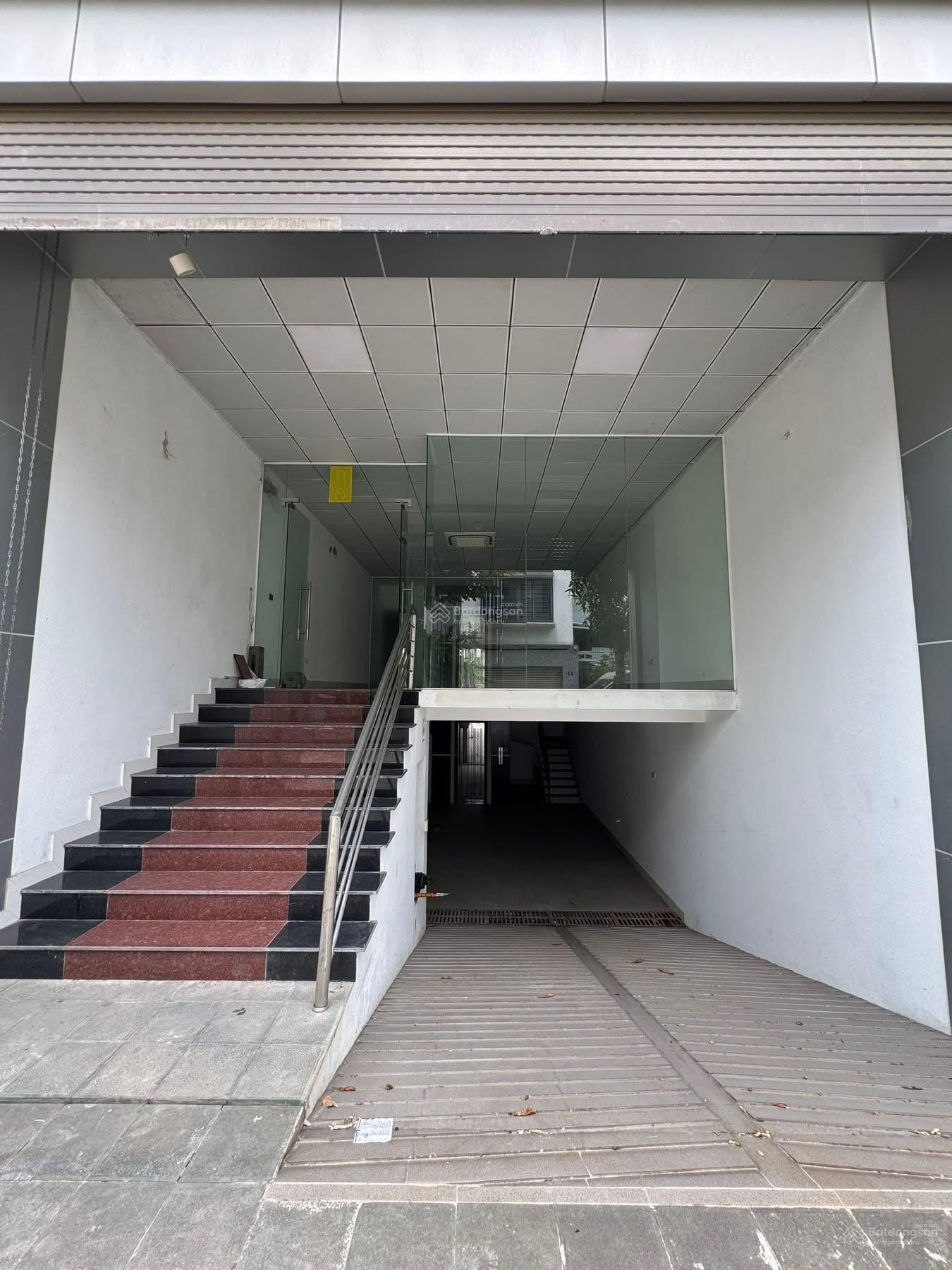 Cho thuê nhà phố phúc lợi 90m2x 6tầng thông sàn,thang máy,garraô tô ,tránh đỗ ngày đêm!