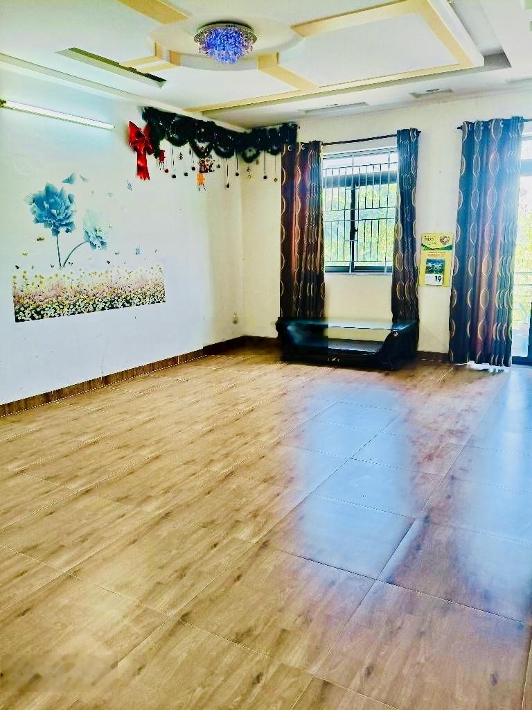 Nhà mt 4 tầng view công viên - gần đhkt 5x20 nhỉnh 8tỷ