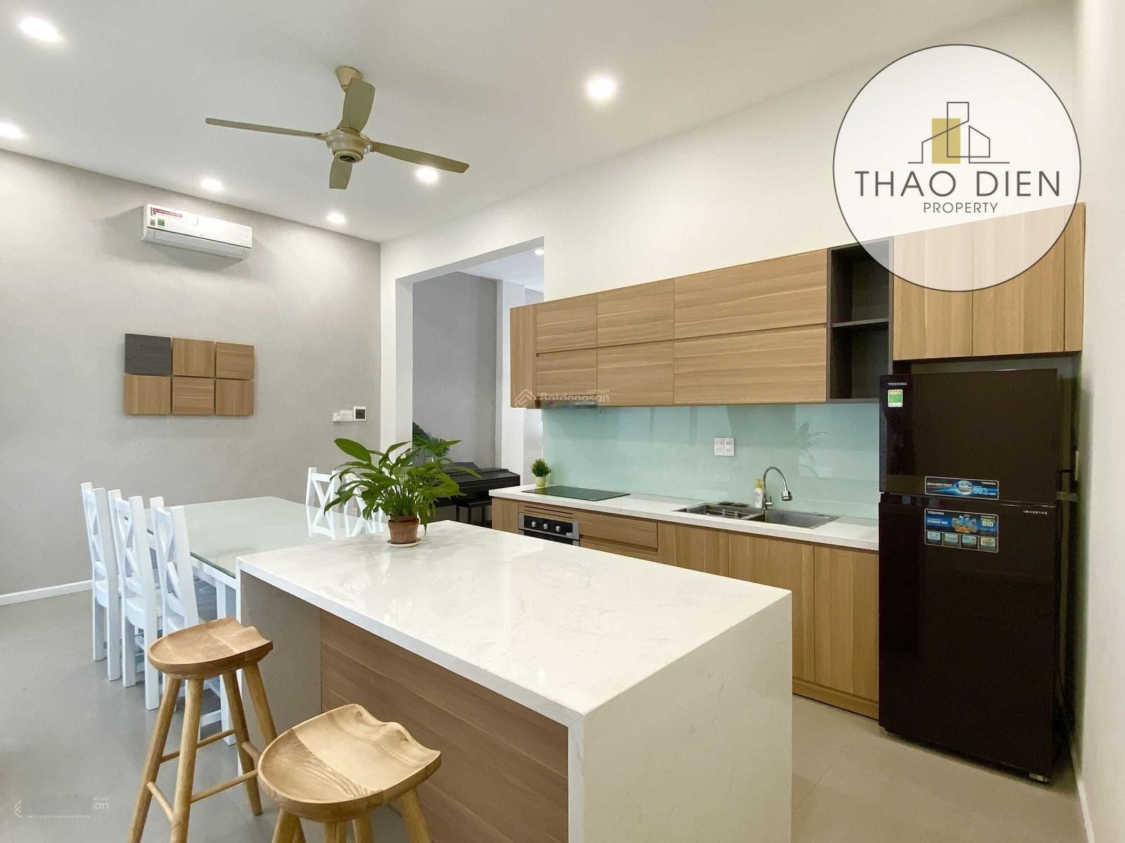Cho thuê nhà trắng tinh sân xe hơi, 3 lầu 4 phòng đầy đủ nội thất ngay trung tâm phường Thảo Điền