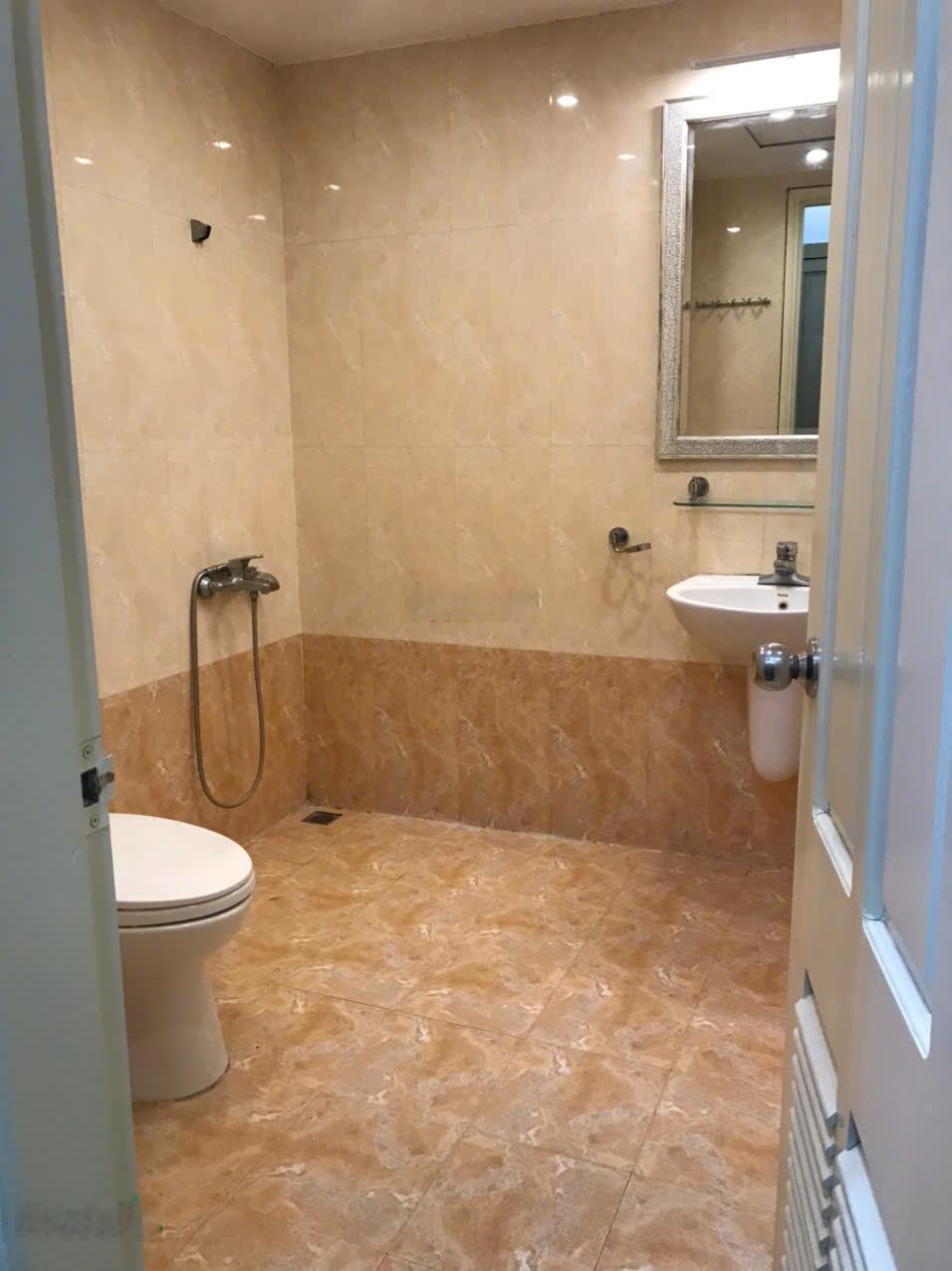 Cho thuê căn hộ Trung Hòa Nhân Chính 3 ngủ, đồ cơ bản, giá 17 triệu. LH 0911614113