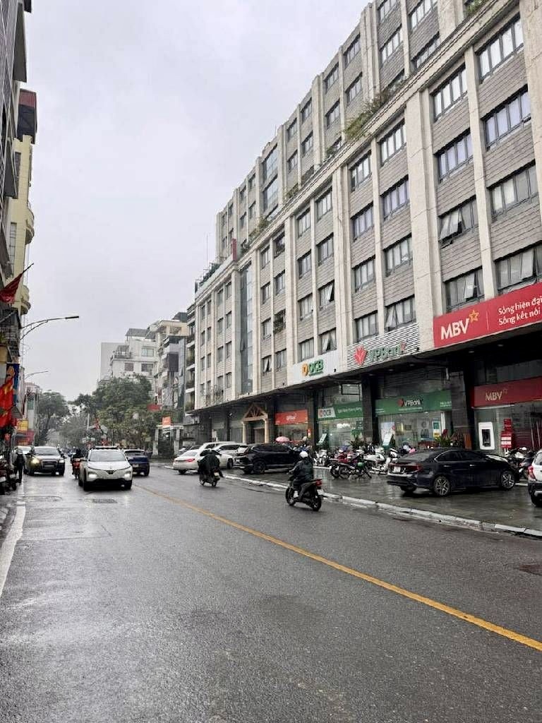 Bán gấp nhà phố Phương Mai, gần bệnh viện Bạch Mai, ô tô đỗ cửa kinh doanh, nhà gần phố, giá 16 tỷ
