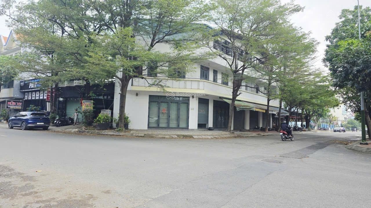 Bán gấp nhà lô góc trung tâm hành chính Dĩ An