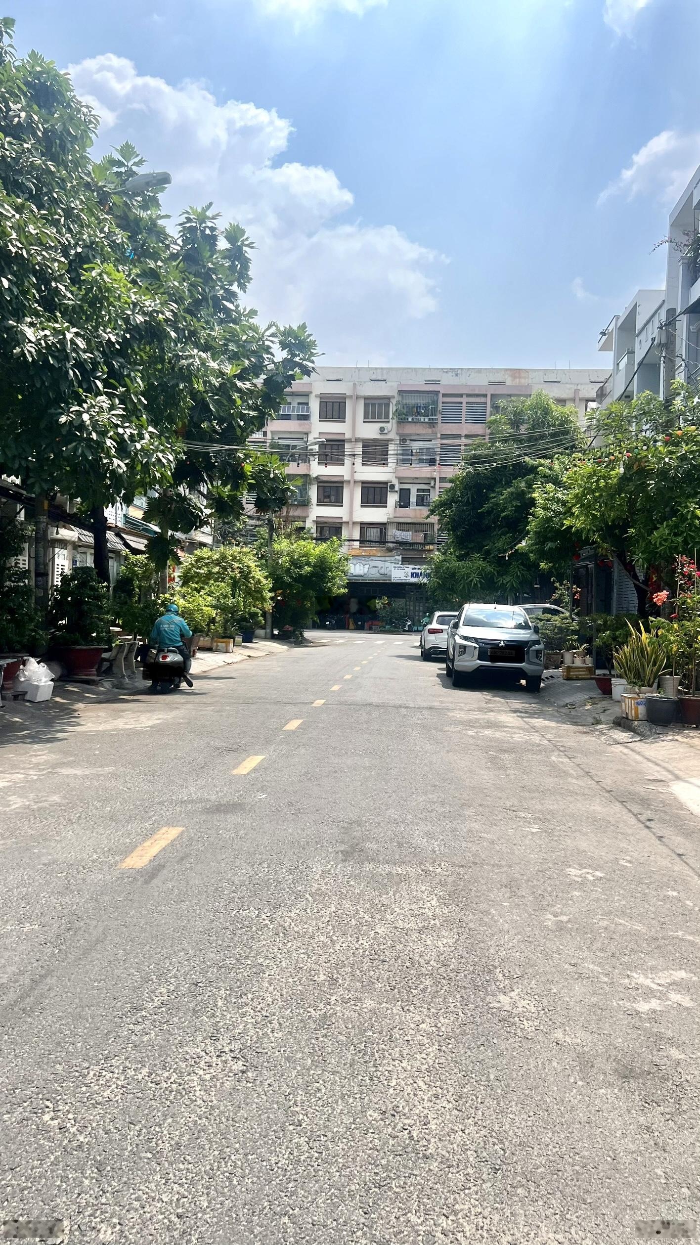 Dãy nhà trọ 20 phòng đường Lê Trọng Tấn gần trường ĐH Công Thương, Tân Phú - 200m2 - hẻm oto