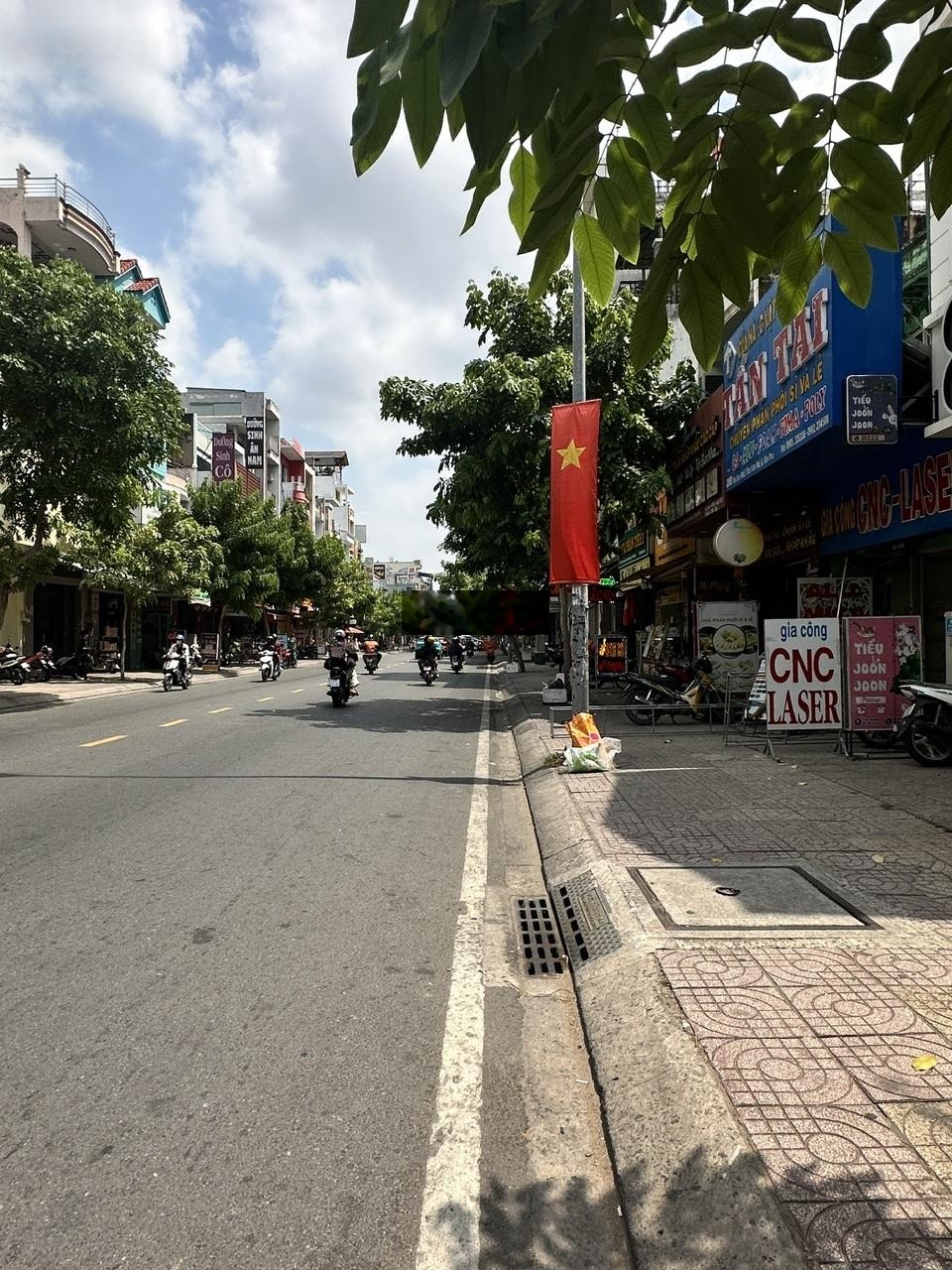 21 tỷ còn 18,5 tỷ . nhà 4 tầng mt tân sơn nhì , tân phú . 4m x 20m