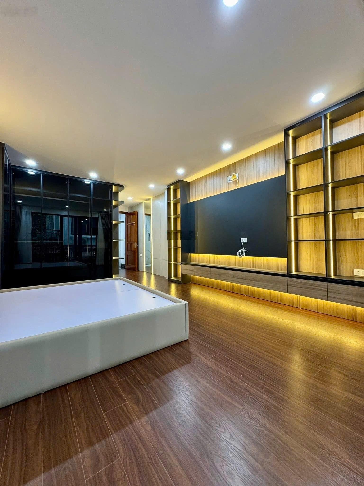 Phân lô - Đền Lừ - Dt 50m x 7 tầng - giá 19.5 tỷ.