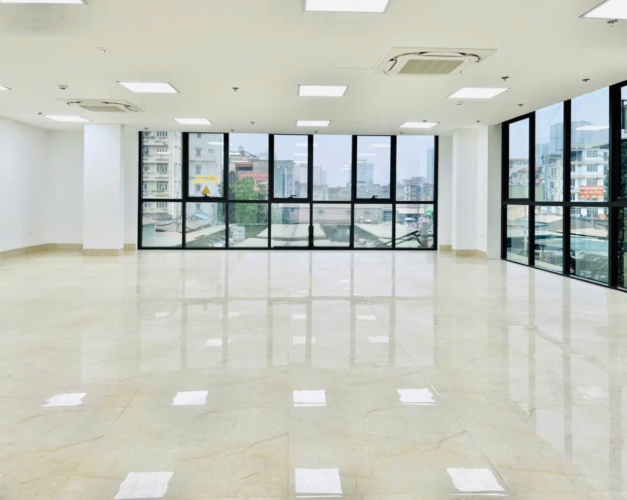 Chính chủ cho thuê văn phòng 150m2 - 24tr/tháng sàn thông, mặt tiền 10m full kính, Hoàng Văn Thái