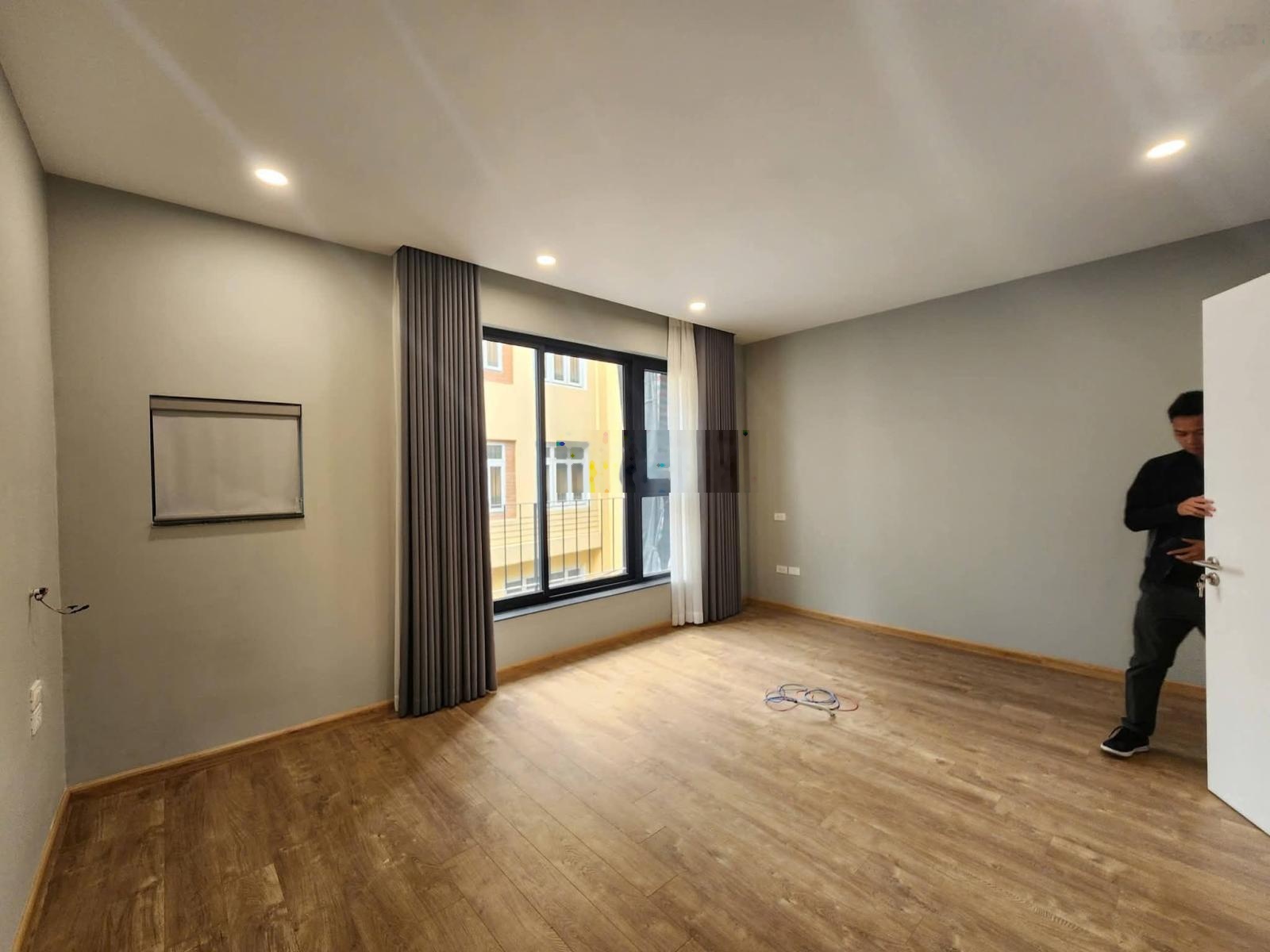 Nhà đẹp văn hội. 30 m2, 5 t, 7 chỗ đỗ cửa, ngõ thông kinh doanh, 1 nhà ra ô tô tránh, giá 7.2 tỷ