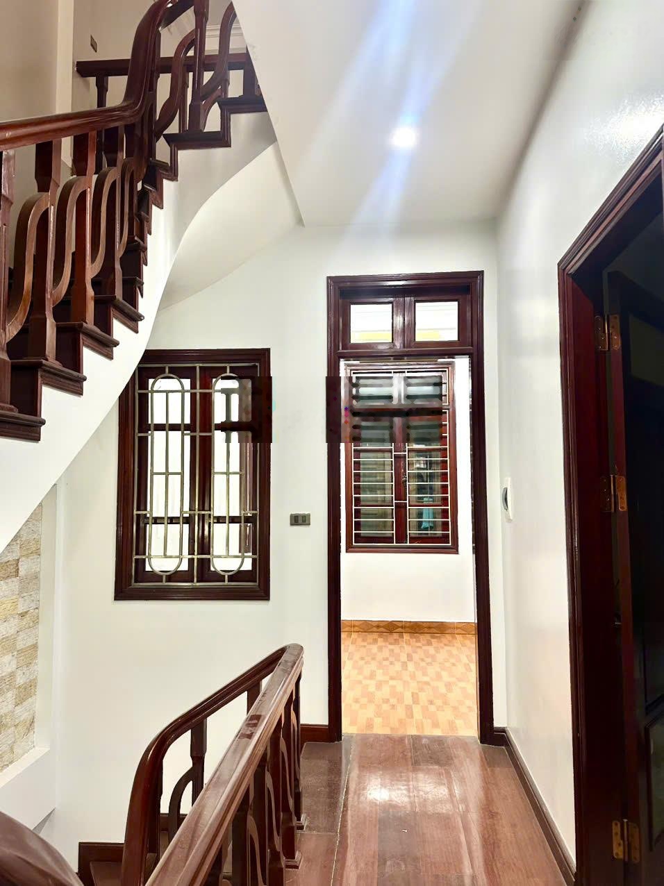 Cho thuê nhà phân lô 52 m2 tại phố Chùa Láng, ngõ rộng ô tô tránh, giá tốt