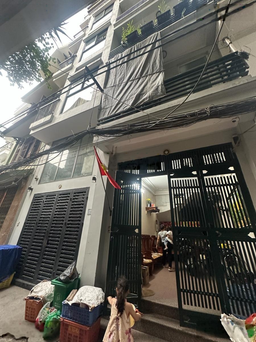Bán gấp nhà phố Lạc Long Quân Mặt Tiền 7.5m 6 tầng Thang Máy, gần UB Quận ở thích, Giá Bán Đất