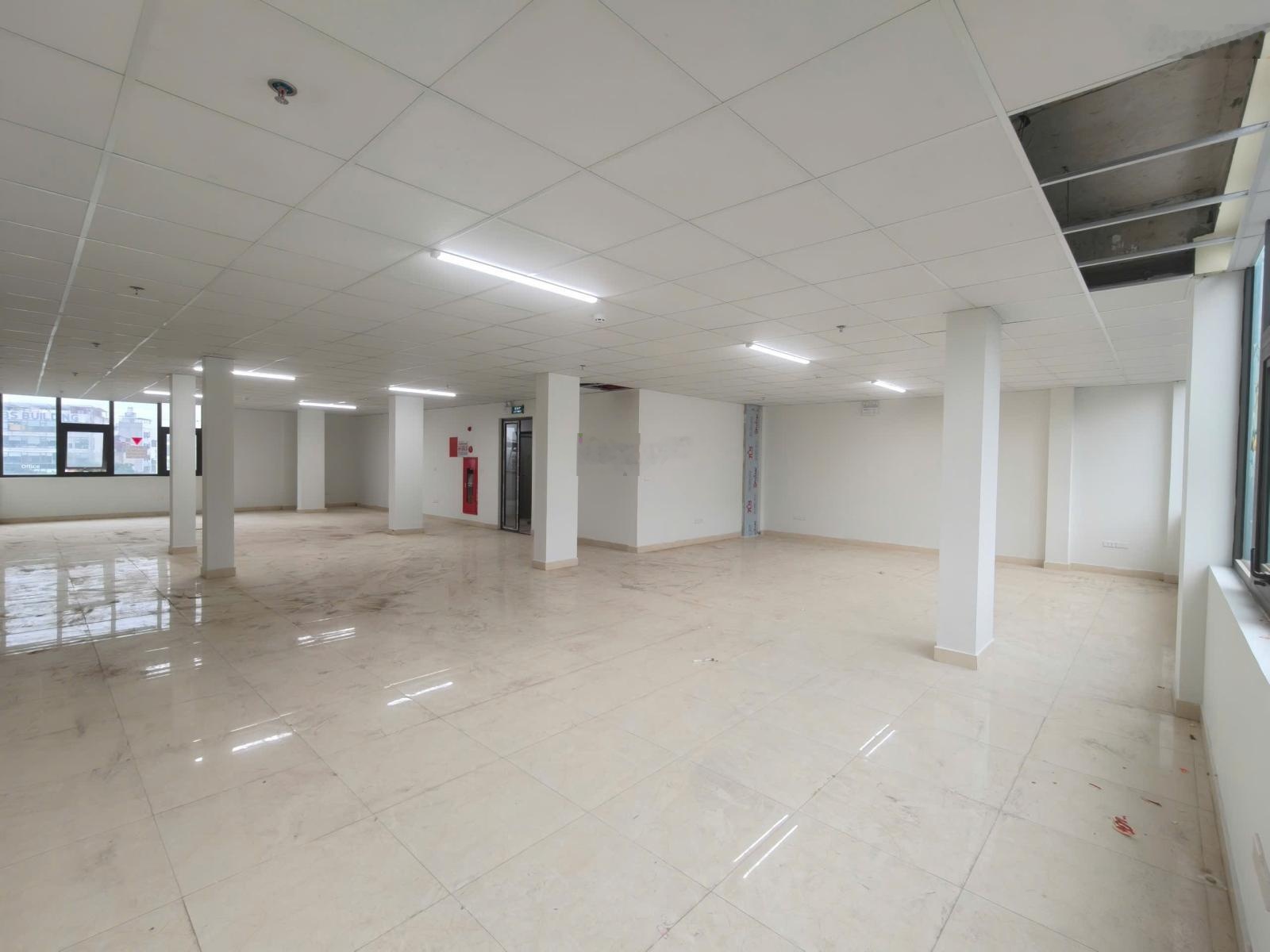 Cho thuê văn phòng 180m2 1 sàn, còn 5 sàn, đã thẩm duyệt PCCC