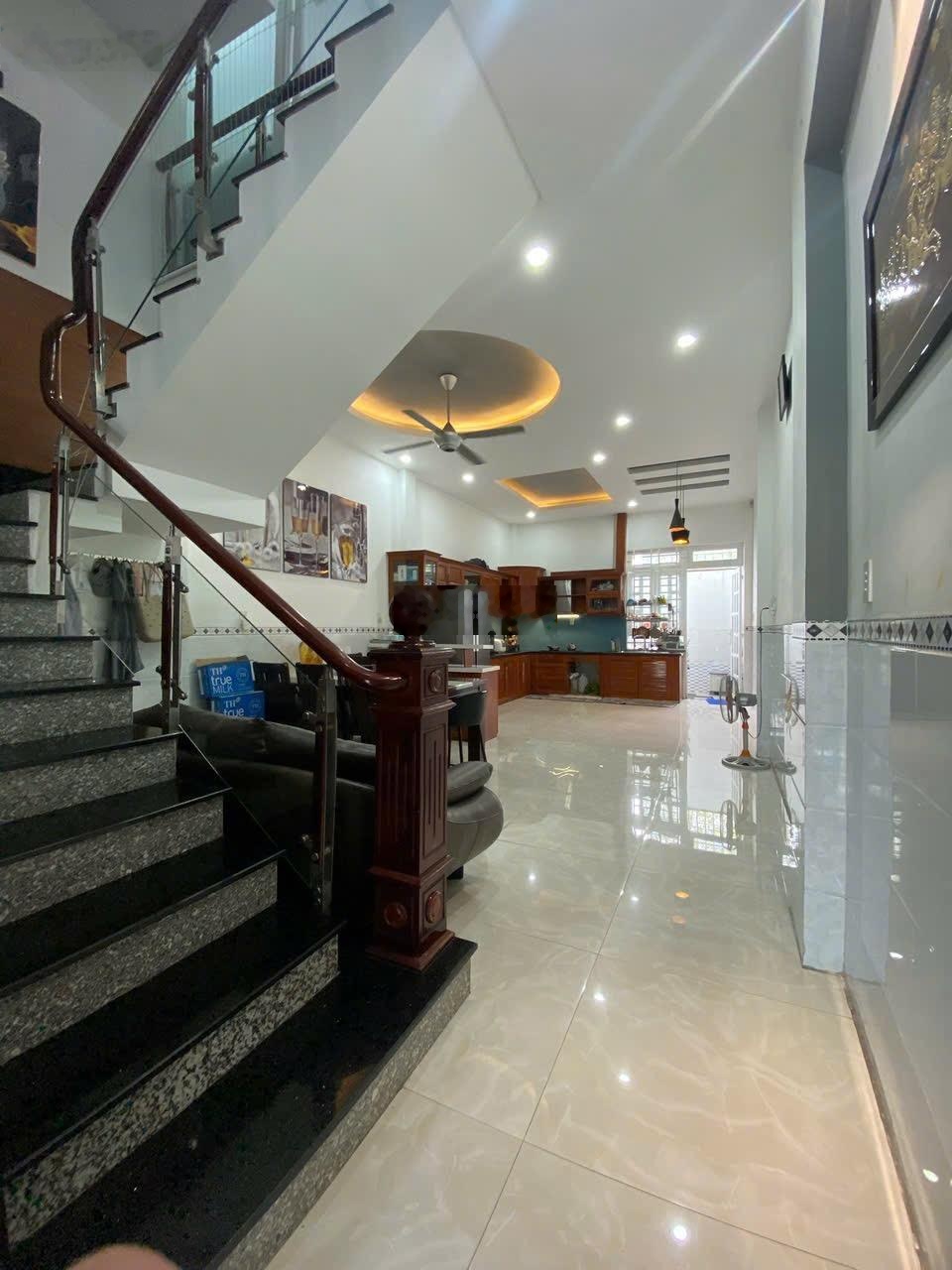 BÁN GẤP NHÀ 3 TẦNG ĐỐI DIỆN VẠN PHÚC THỦ ĐỨC,103M2 GIÁ CHỈ 8,3 TỶ,5pn, sổ riêng, hoàn công đủ