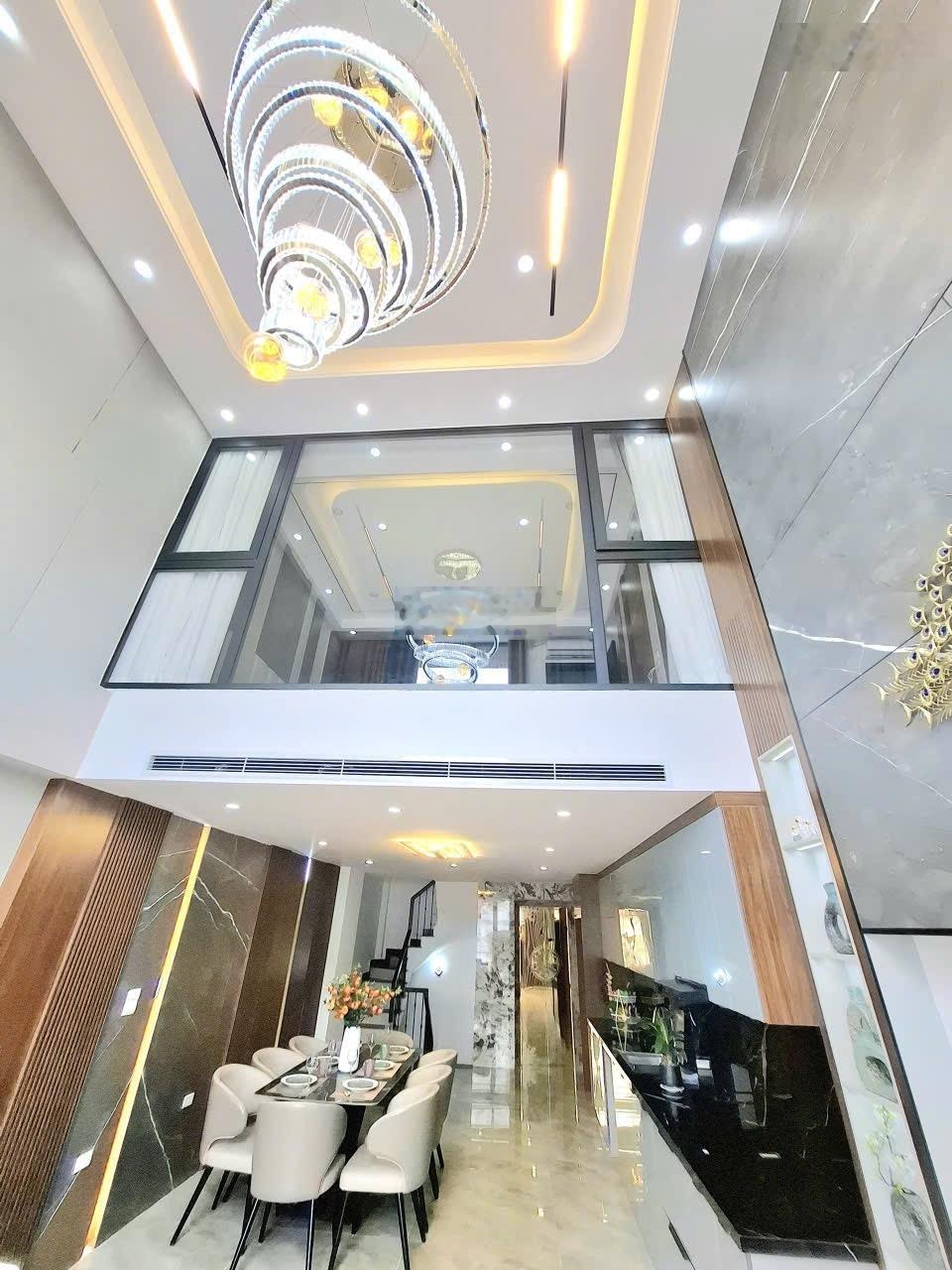 Nhà bát khối thang máy view hồ kinh doanh đỉnh , nội thất đẳng cấp