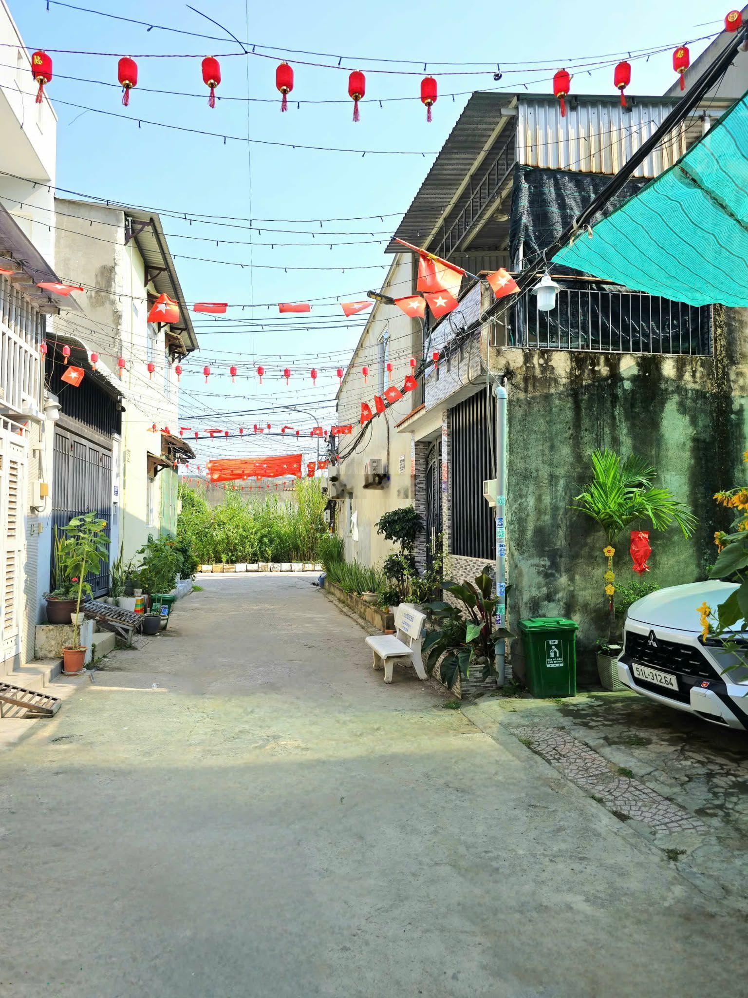 3,85 tỷ, nhà 2 tâng 56m2, đường ô tô, gần chợ long trường, sổ hoàn công