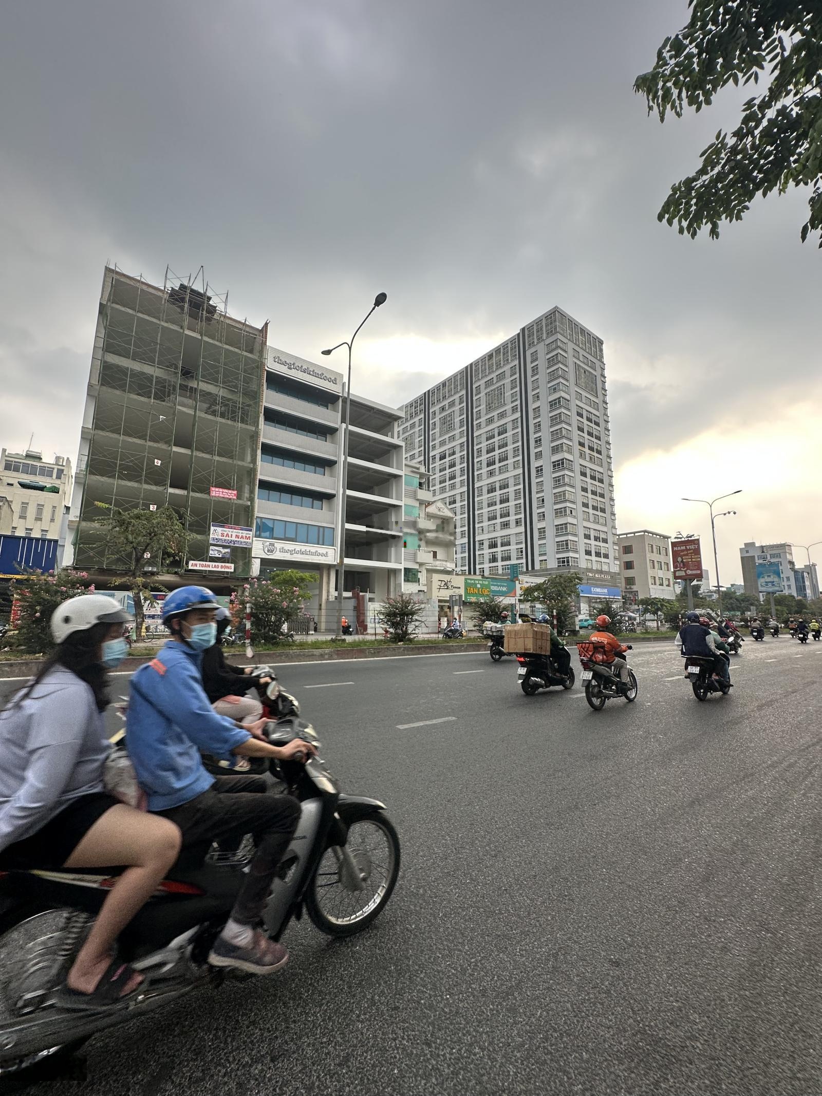 Toà nhà hầm 8L MT Phan Xích Long PN ngang 17m, giá 78 tỷ HĐT 350 triệu/tháng