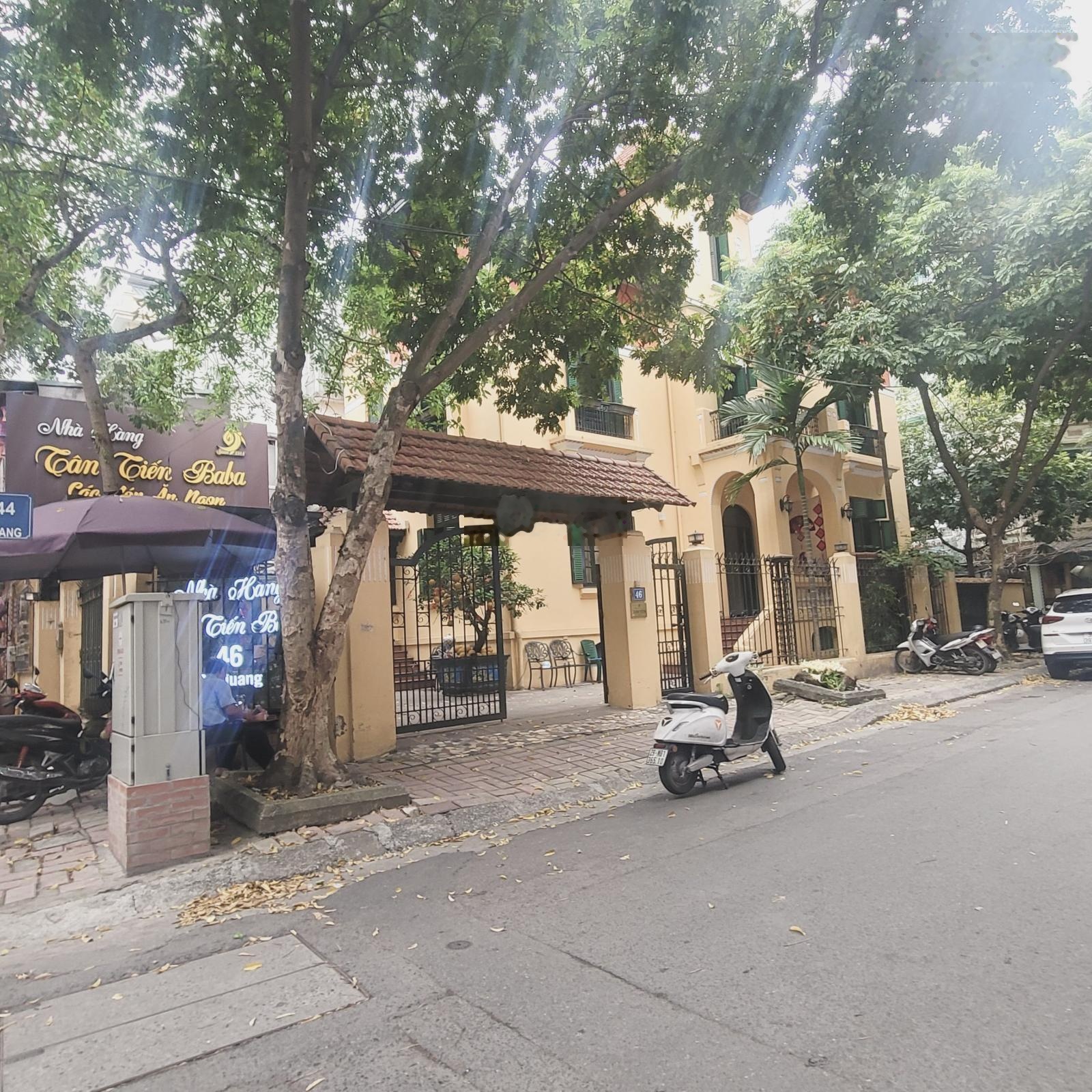 Hạ sâu 4 tỷ, bán Nhà Biệt thự hiếm tại Khu đô thị mới Dịch Vọng, thang máy, kinh doanh, Cầu Giấy