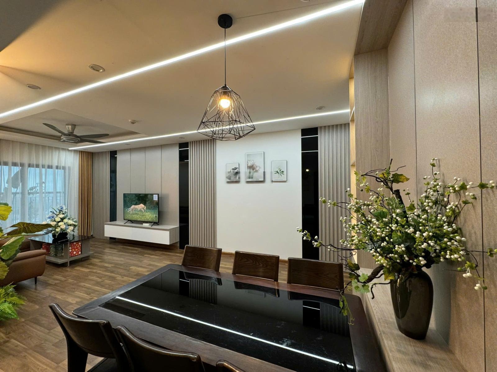 Bán căn 2 phòng ngủ, căn góc cực đẹp, full nội thất đẹp chỉ việc ở, Sky Central, 176 Định Công