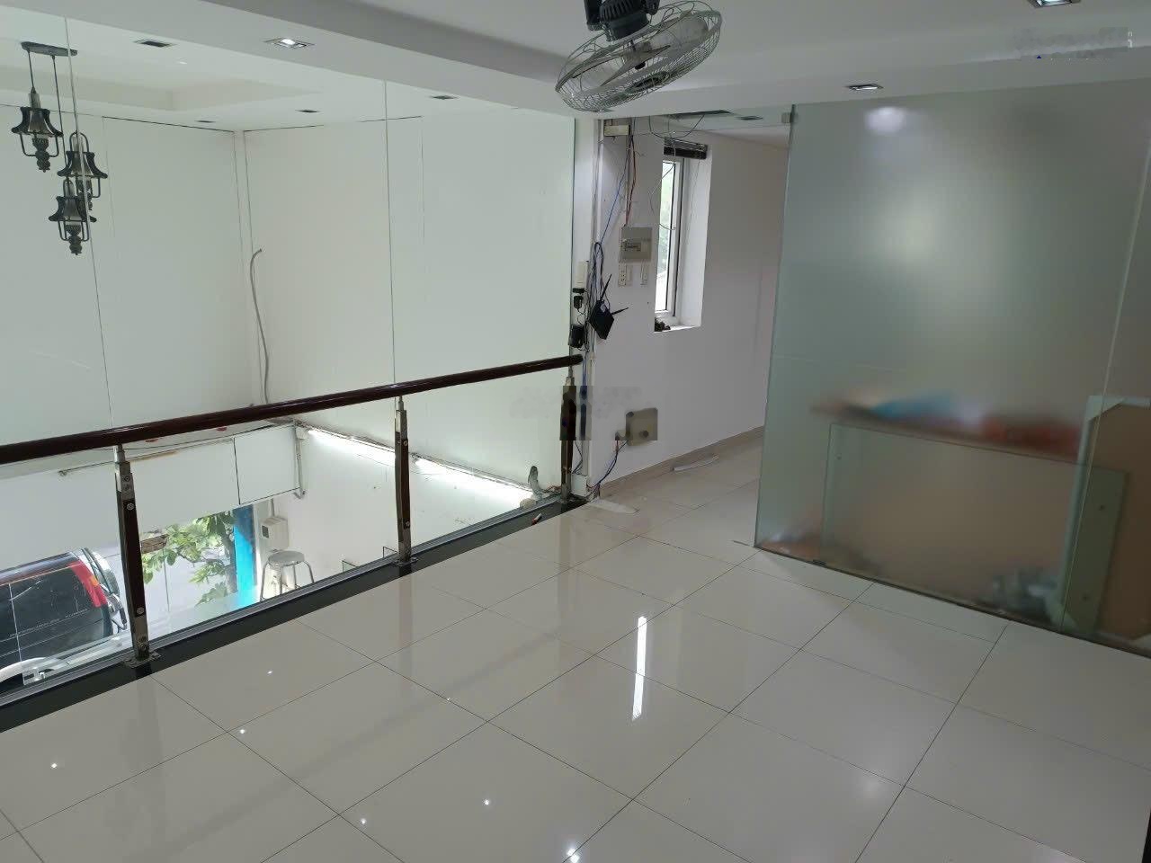Cho thuê mặt bằng: - 1 trệt, lửng (lầu), diện tích sử dụng 100m2 - Hẻm thông ngang 10m đối diện UB