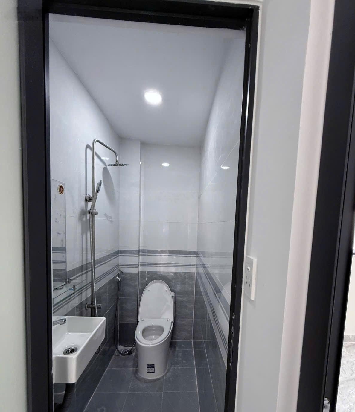 Nhỉnh 3 tỷ nhà đẹp Bà Điểm, 2 lầu, SHR, đường ô tô thông Trần Văn Mười, gần 70m2 SD
