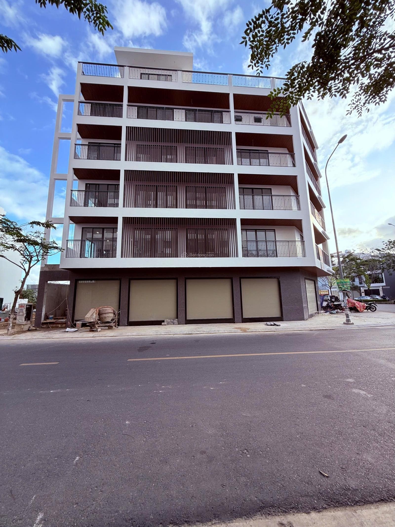 Cho thuê nhà nguyên căn góc 2 mặt tiền đường 28, kđt vcn phước long 2 kết cấu: 5 tầng