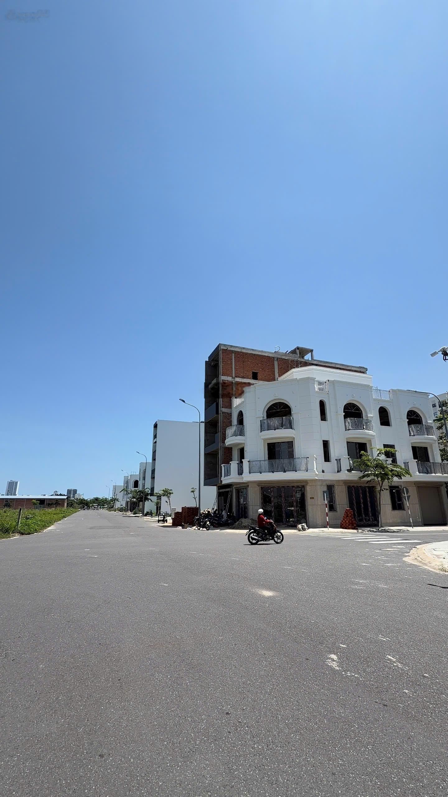 Nhà phố VCN Phước Long 2 trung tâm Nha Trang Lô 33-34 đường B11 hướng Tây Bắc.